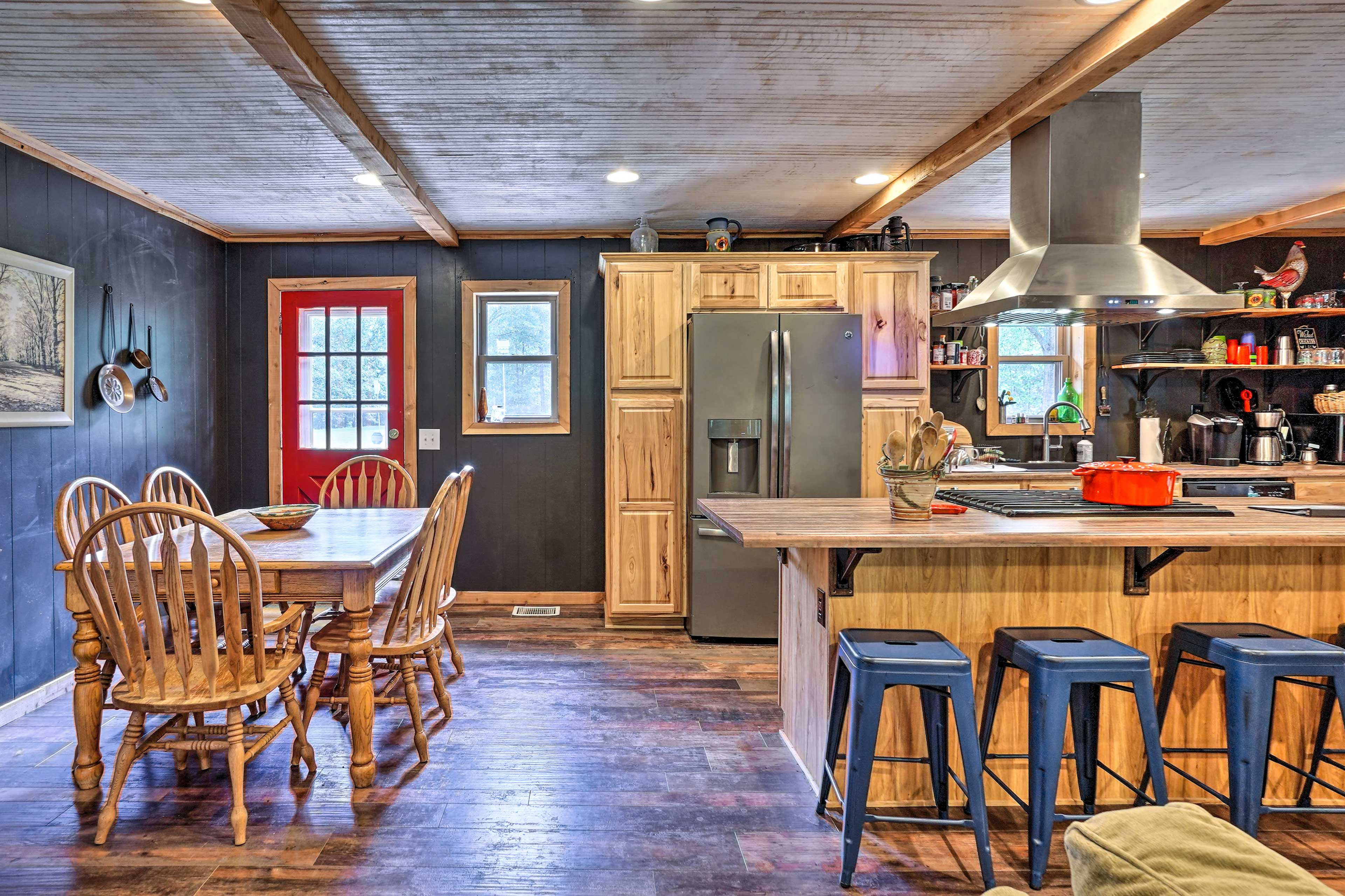 Dining Area | Dishware & Flatware | Central A/C