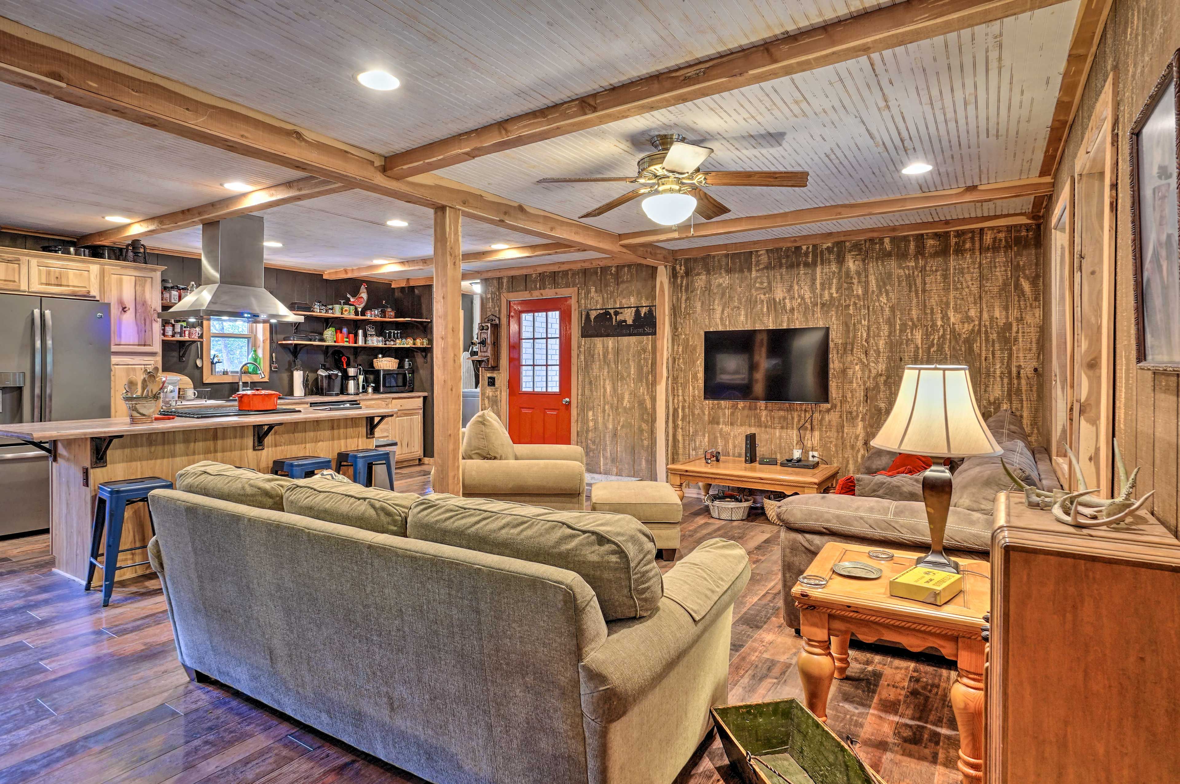 Living Room | Single-Story Home | Free WiFi