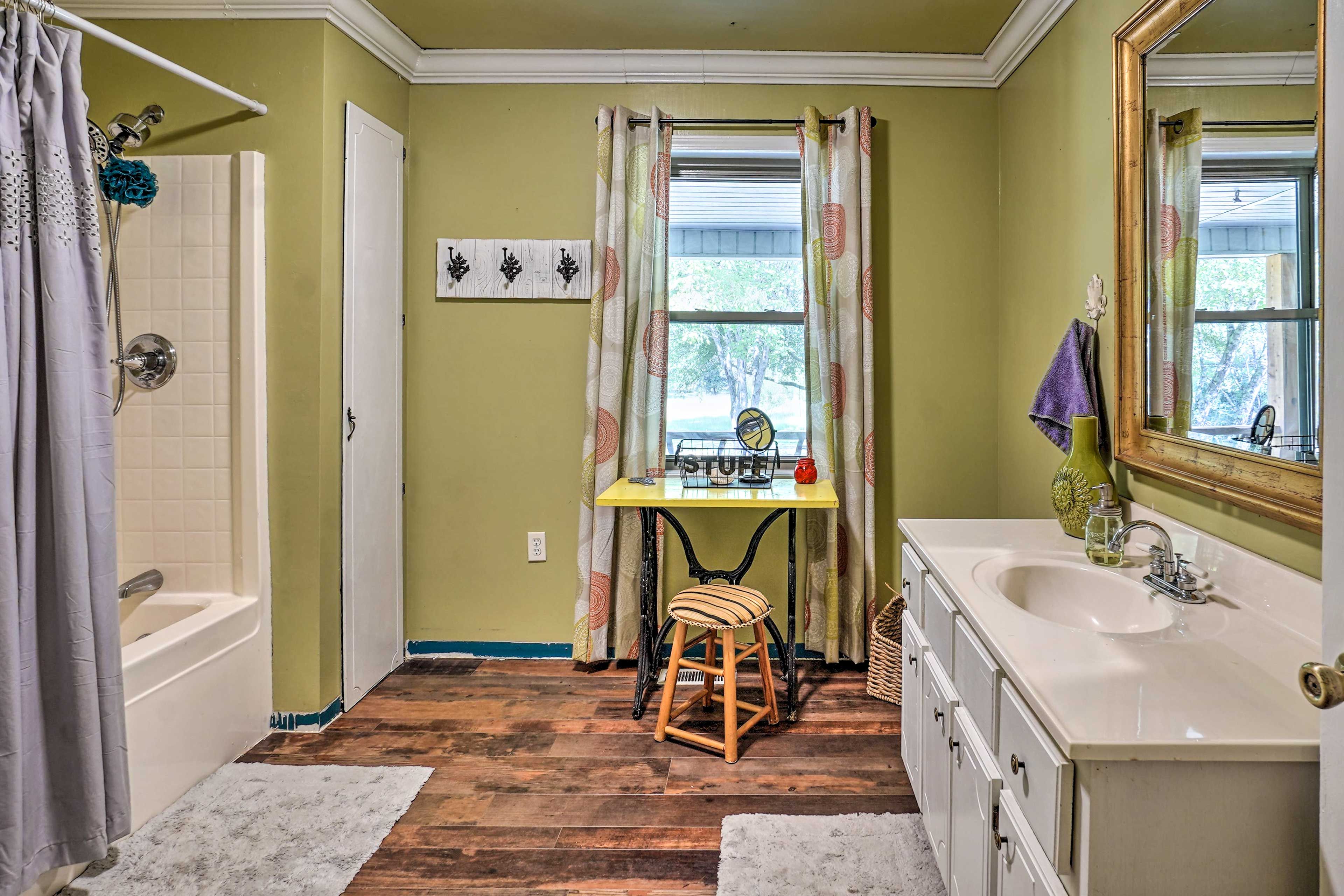 Full Bath | Towels Provided