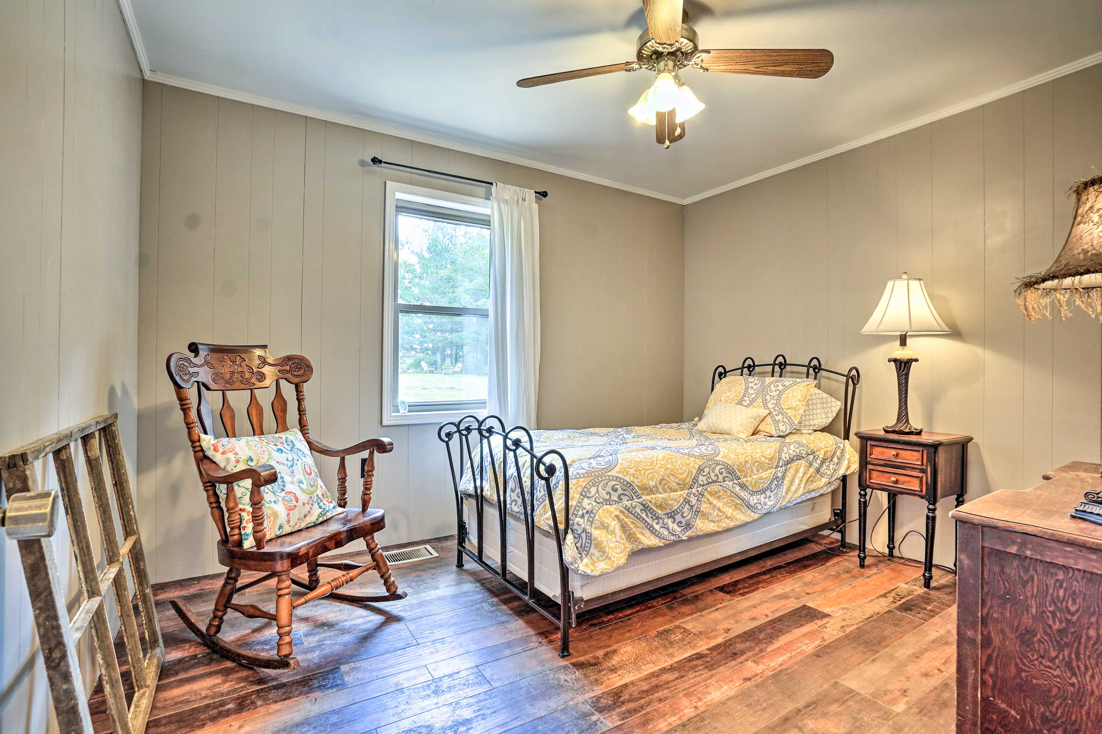 Bedroom 3 (Honeybee Room) | Twin Bed | Queen Air Mattress
