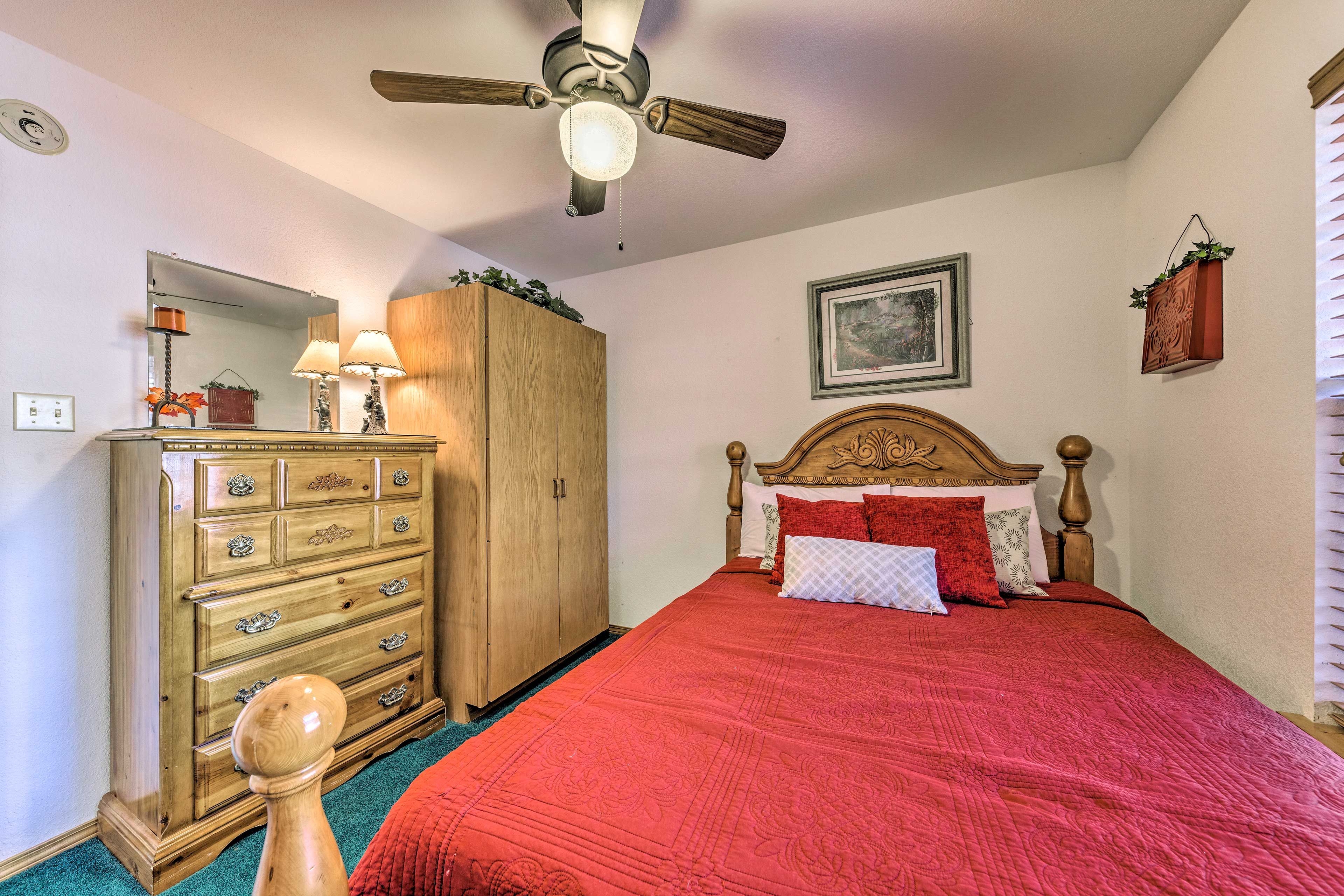 Bedroom 3 | Queen Bed | 1st Floor | Smart TV