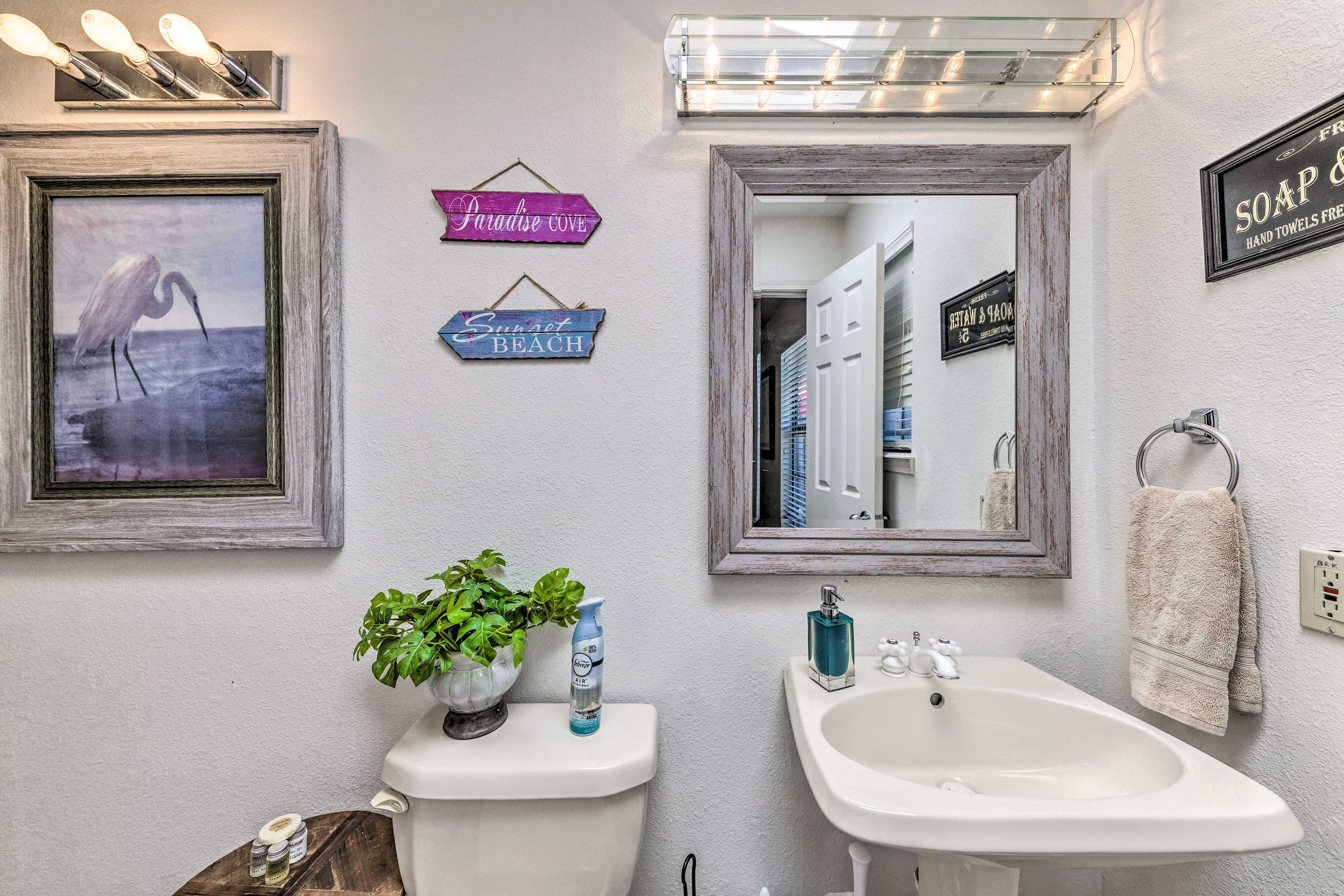 Full Bathroom | 1st Floor | Towels Provided