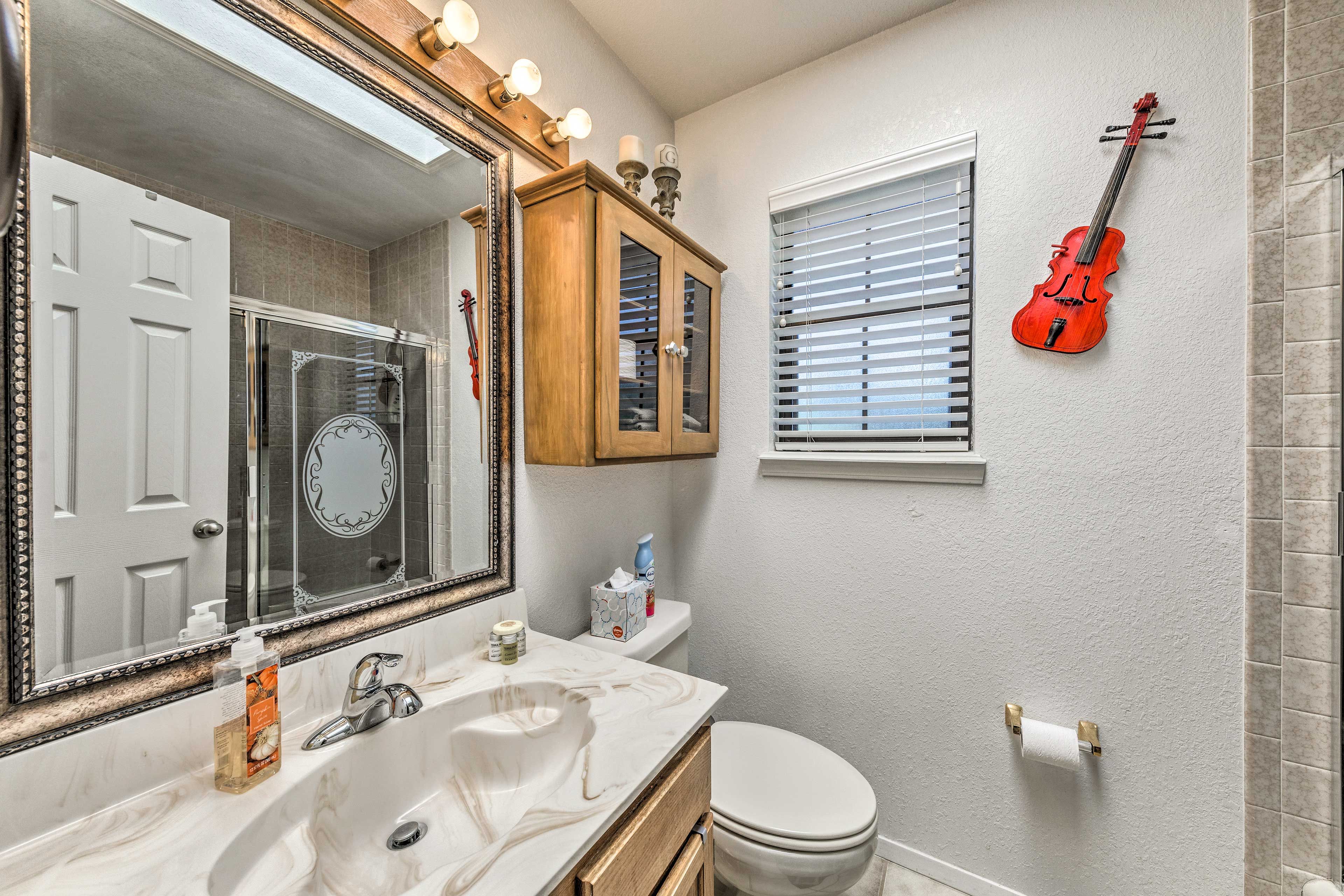 Full Bathroom | 1st Floor | Complimentary Toiletries