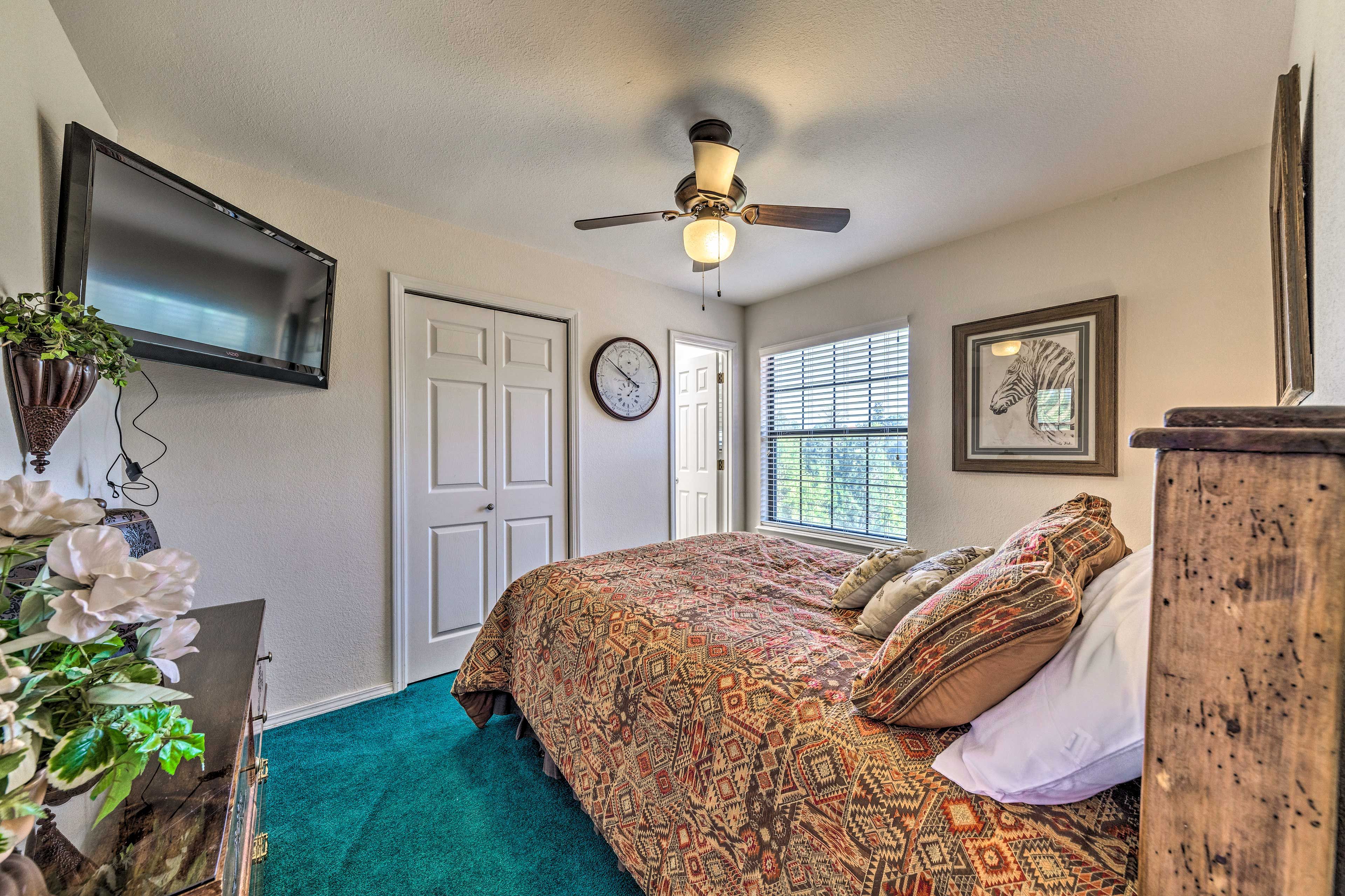Bedroom 2 | Queen Bed | 1st Floor | Linens Provided