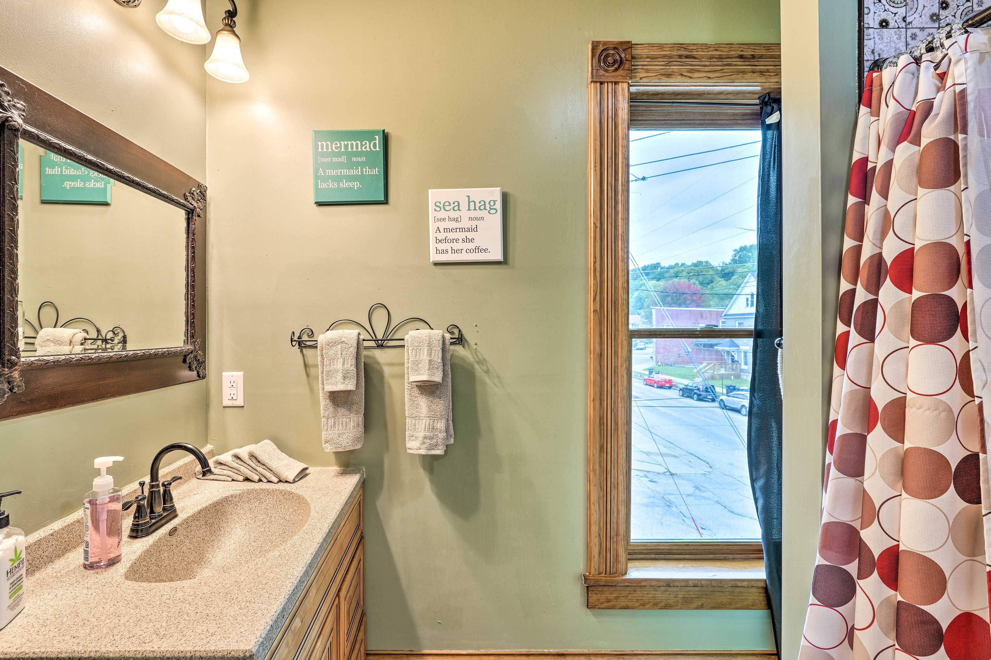 Full Bathroom | Complimentary Toiletries