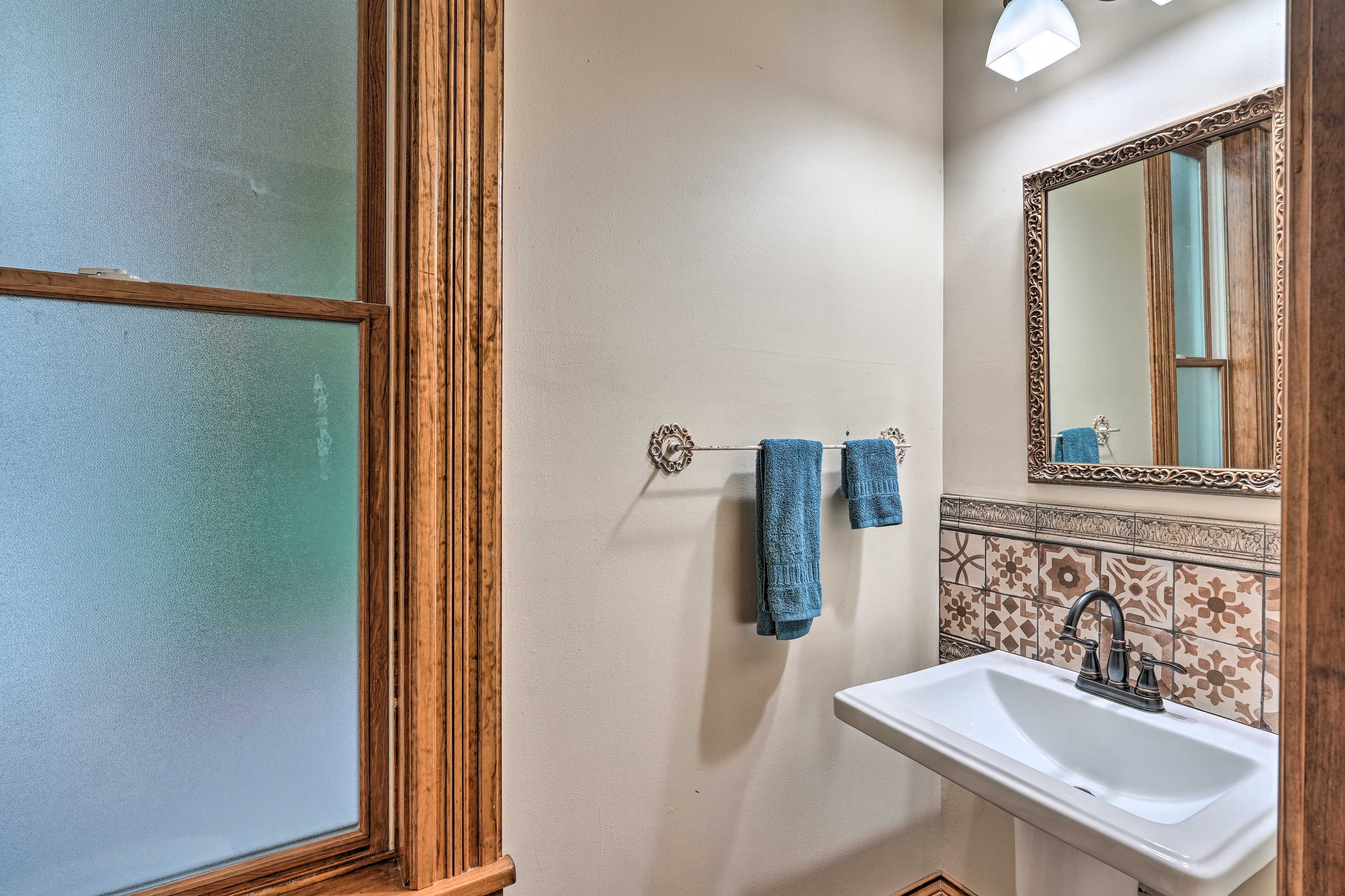 Half Bathroom | Towels Provided