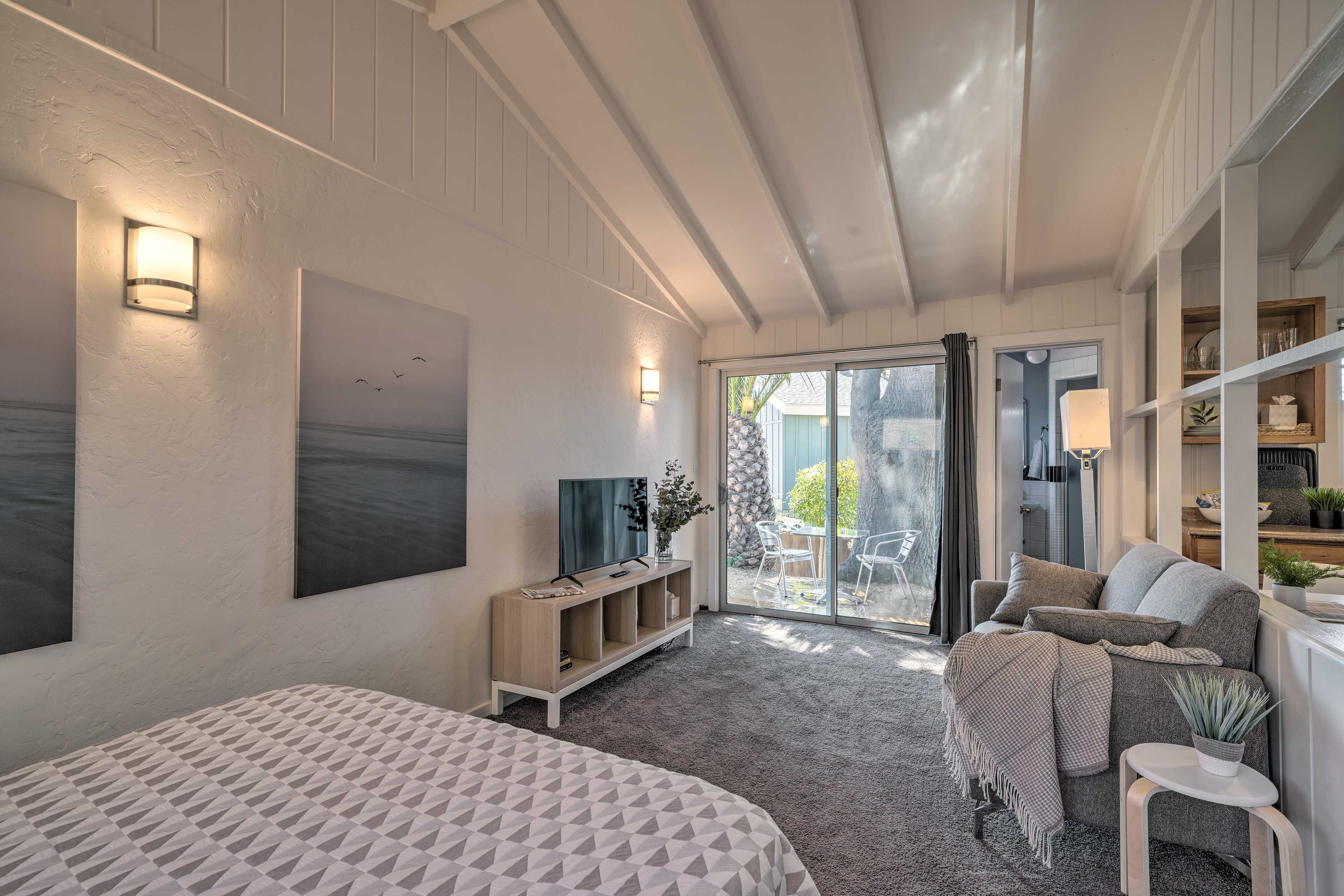 Studio | Queen Bed