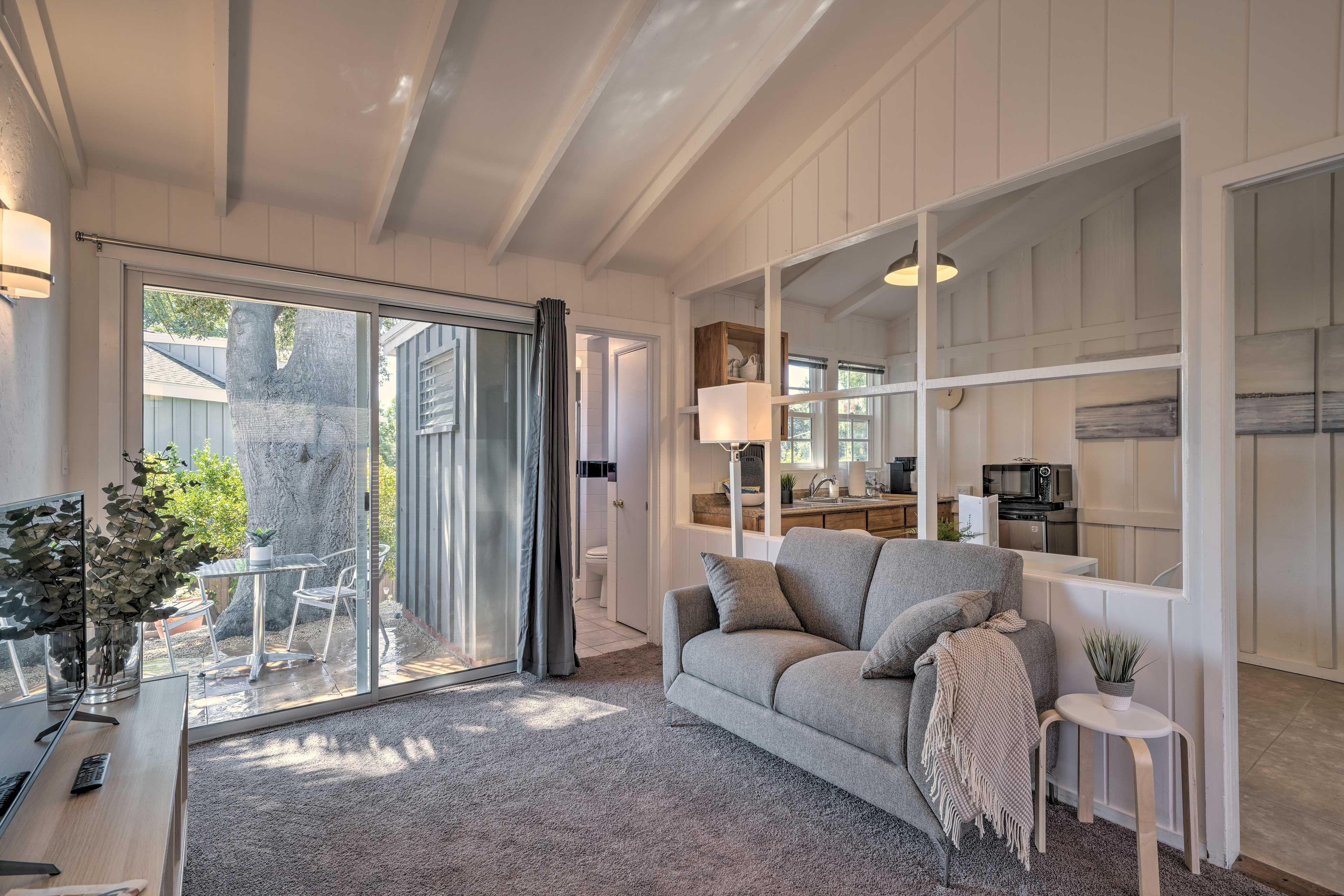 Studio | Queen Bed | Flat-Screen TV | Free WiFi