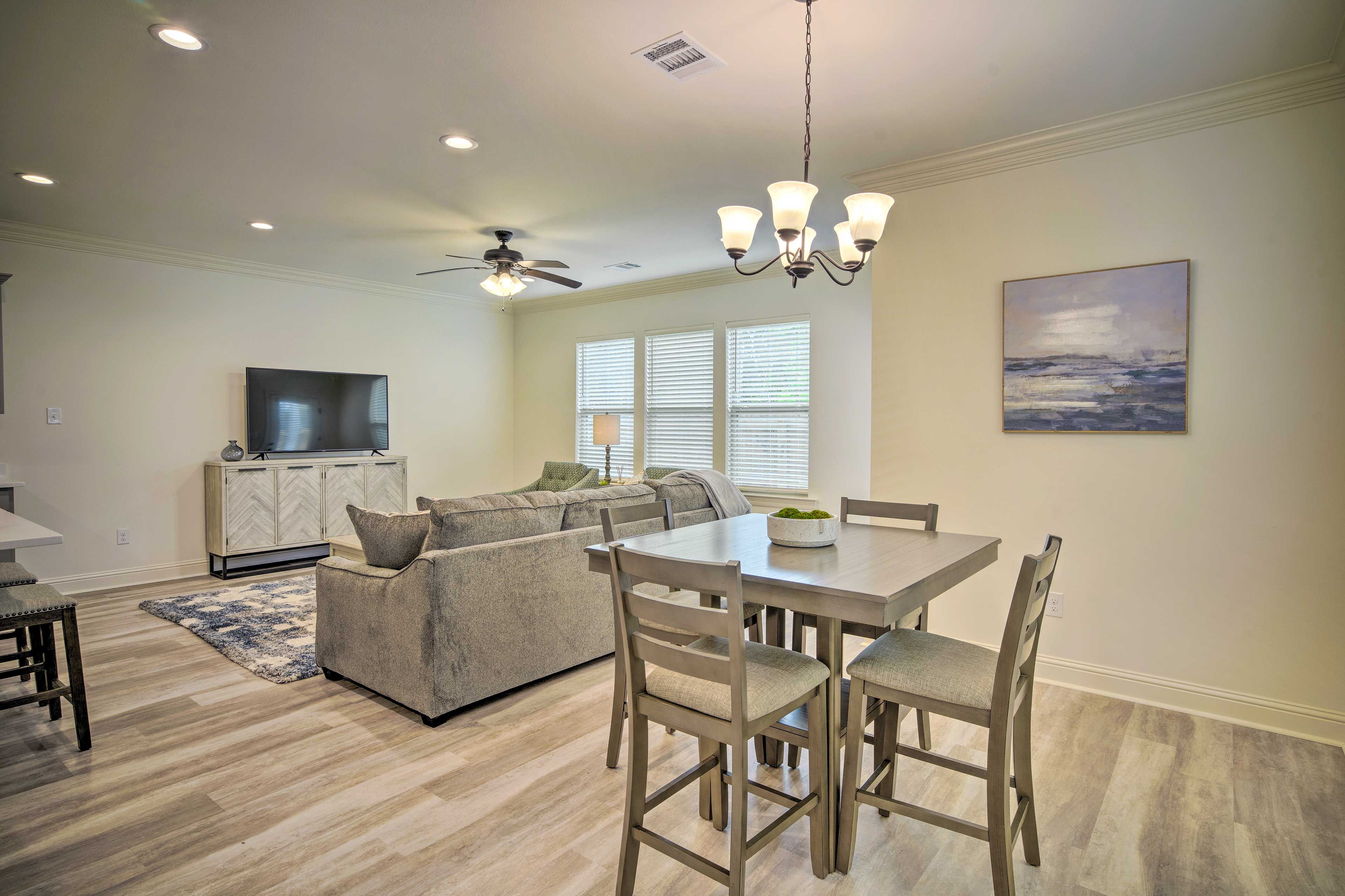 Dining Area | Dishware/Flatware Provided
