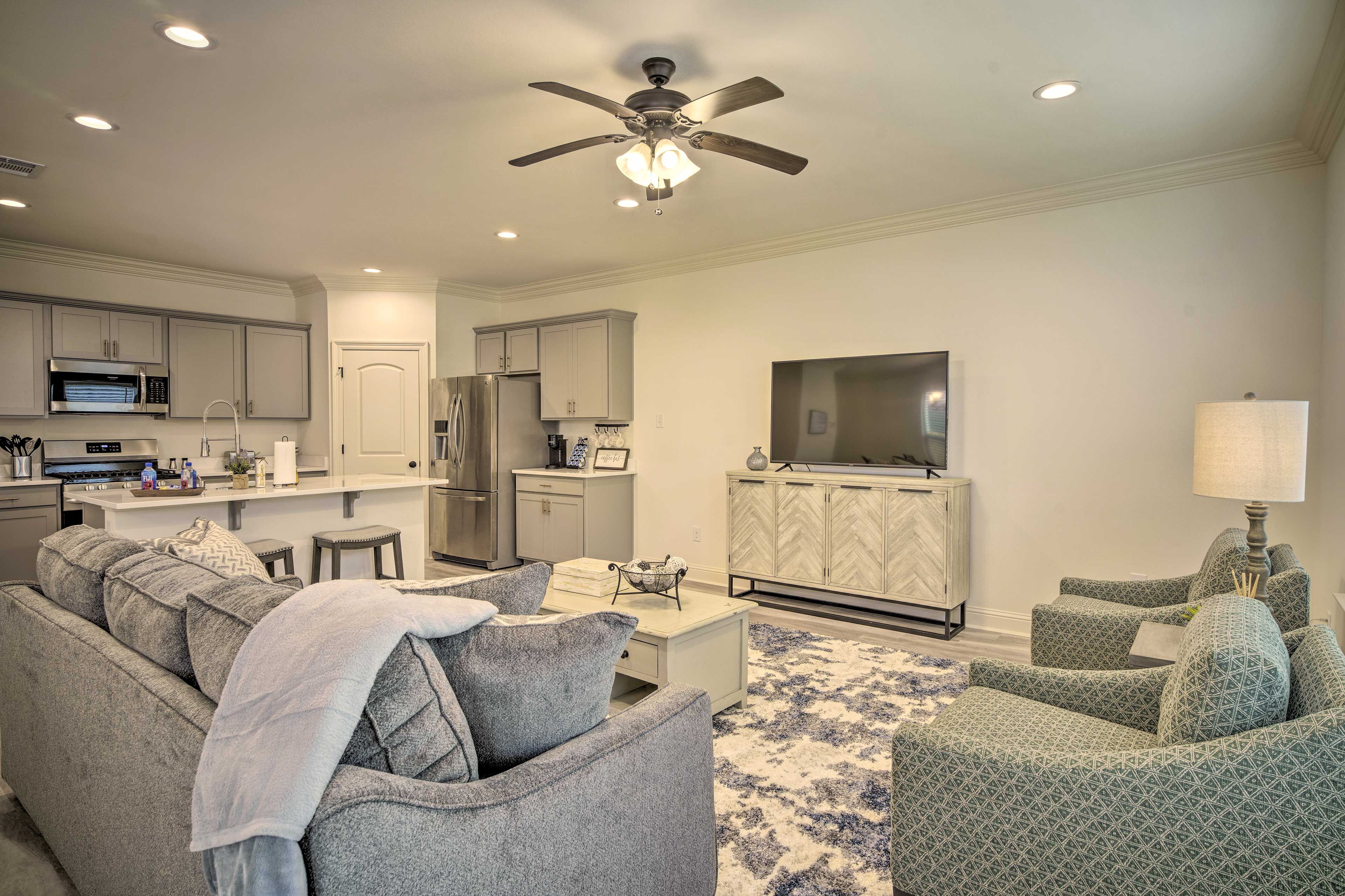 Living Room | Free WiFi | Central A/C | Smart TV