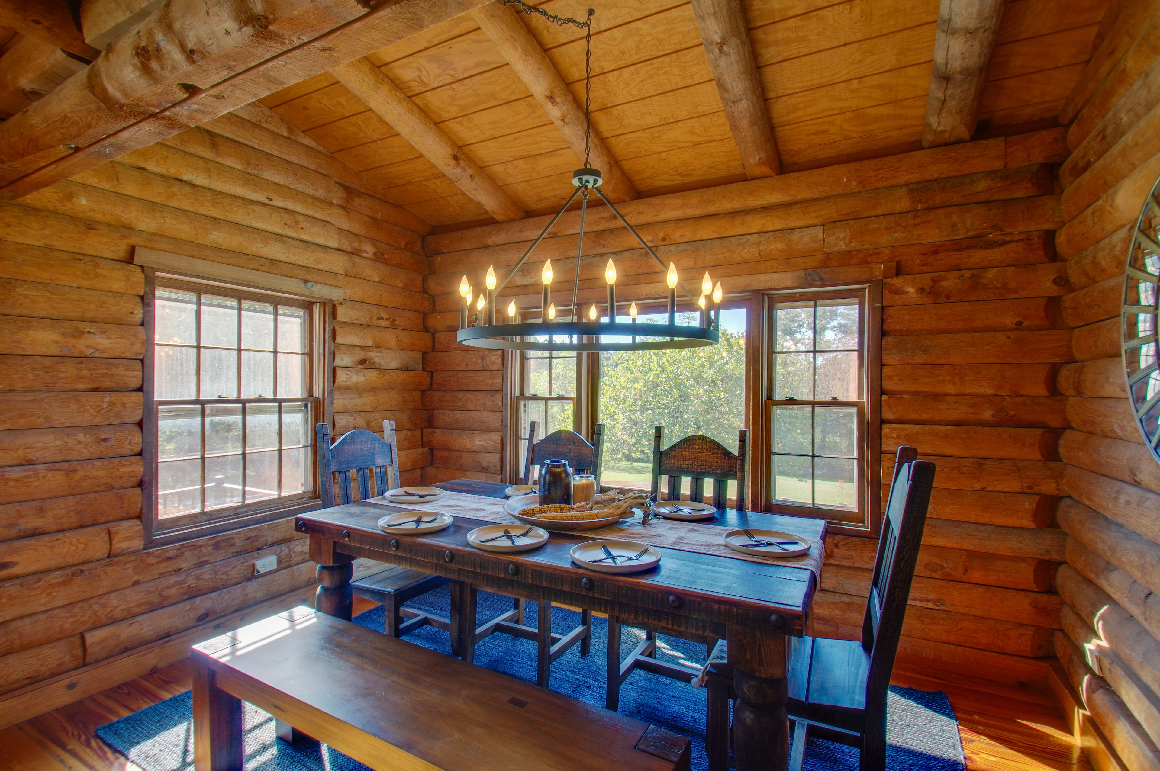 Dining Area | Dishware/Flatware Provided