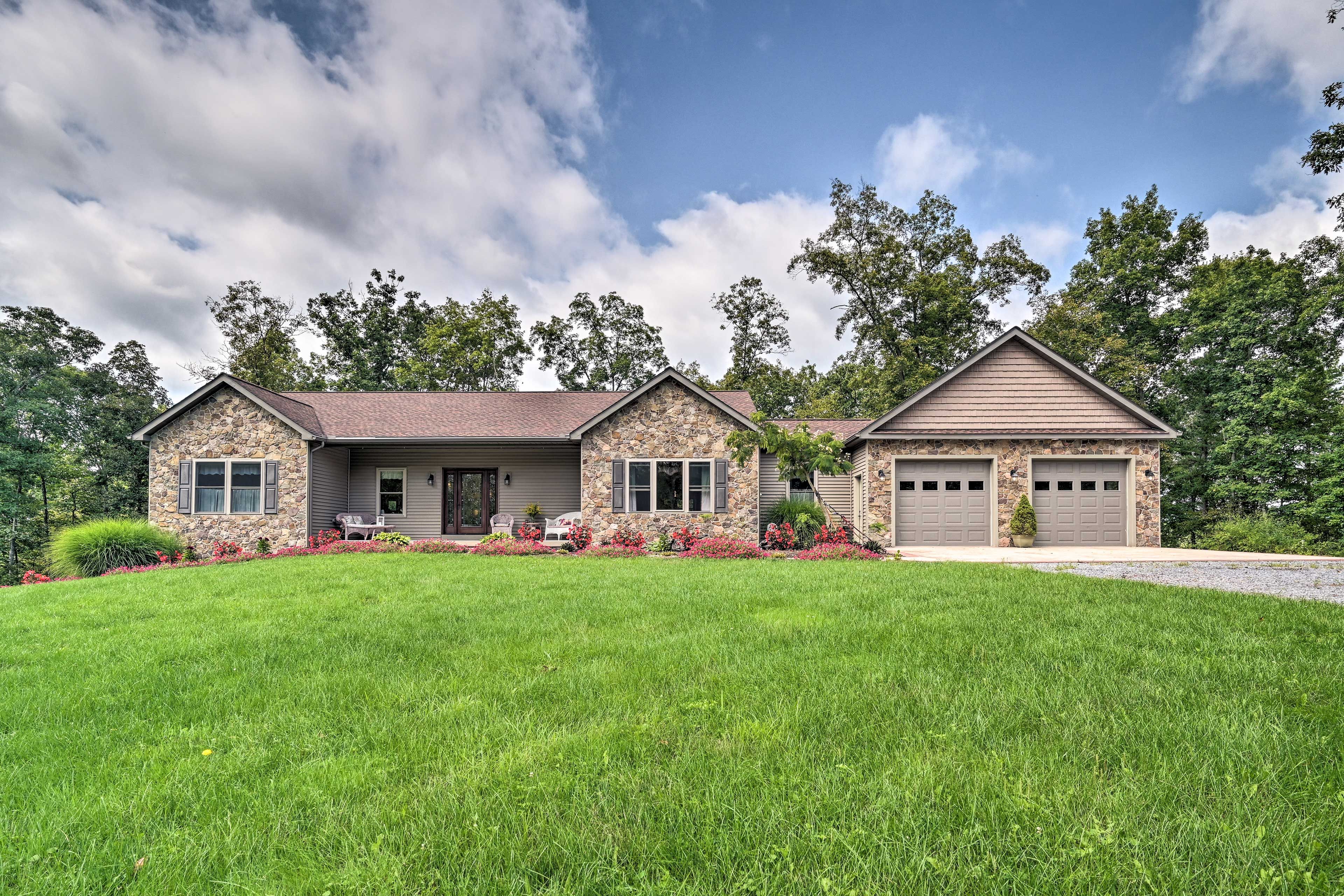Parking | Driveway (6 Vehicles) | RV/Trailer Parking Available