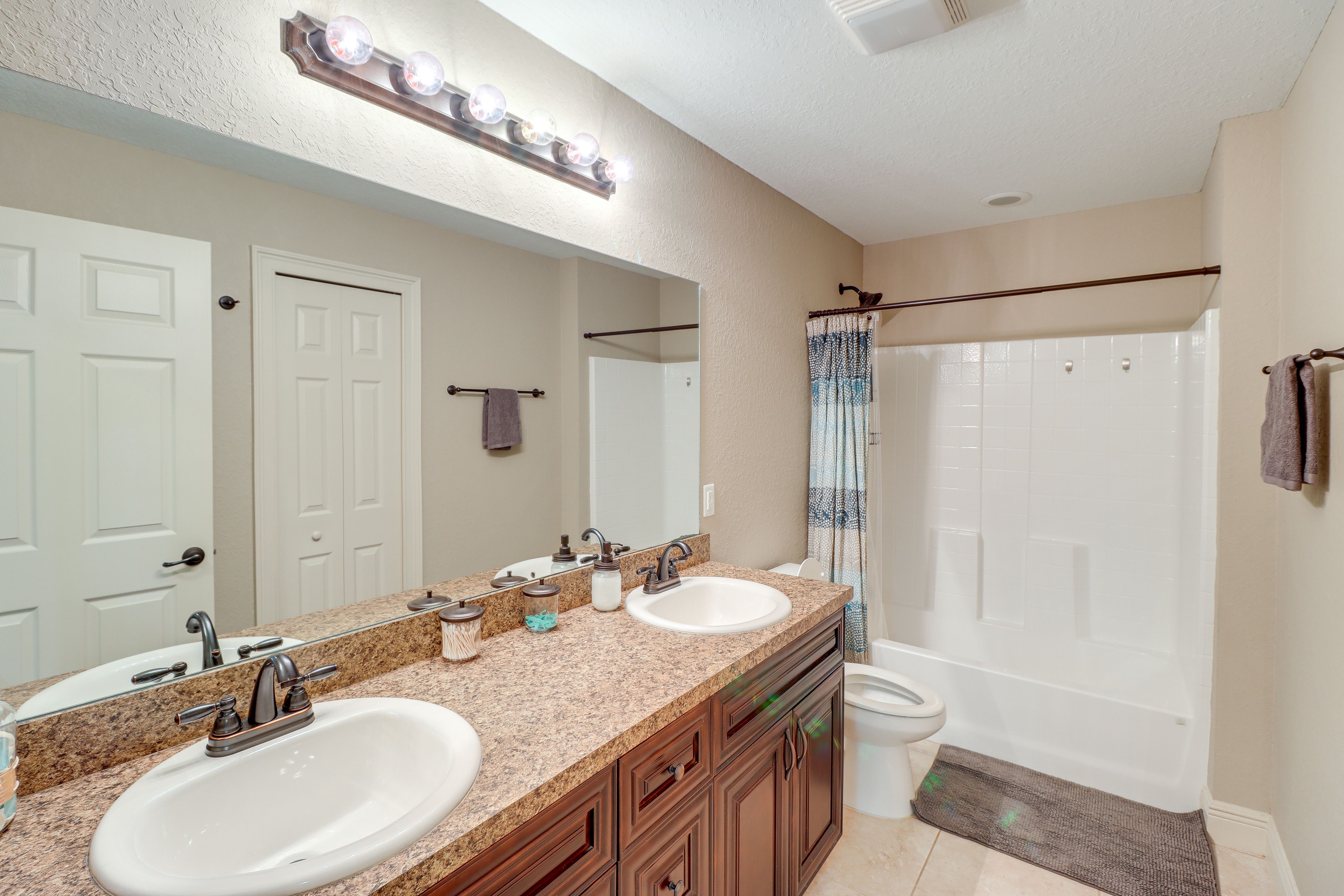 Full Bathroom | Complimentary Toiletries