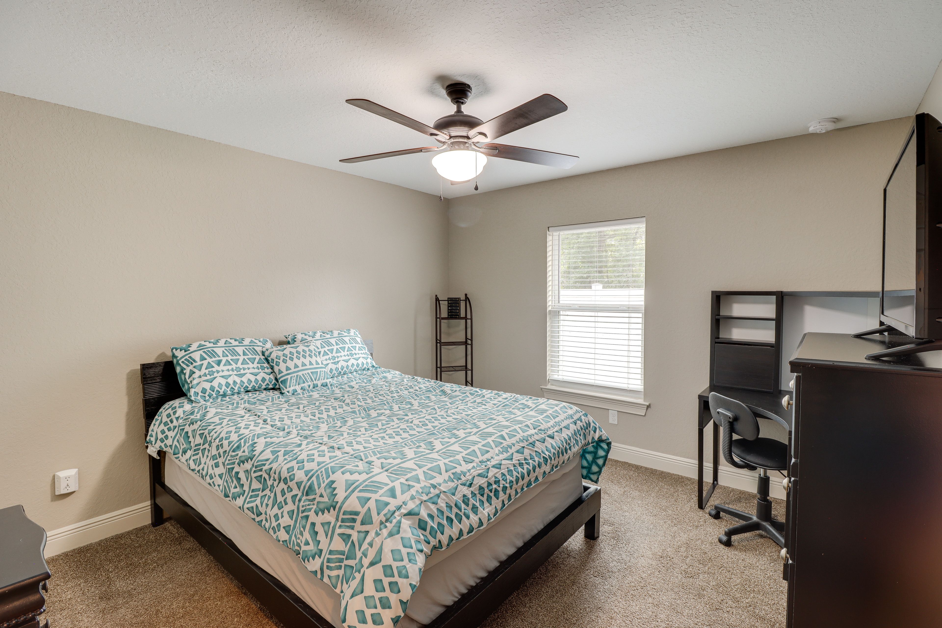 Bedroom 2 | Queen Bed | Desk & Chair