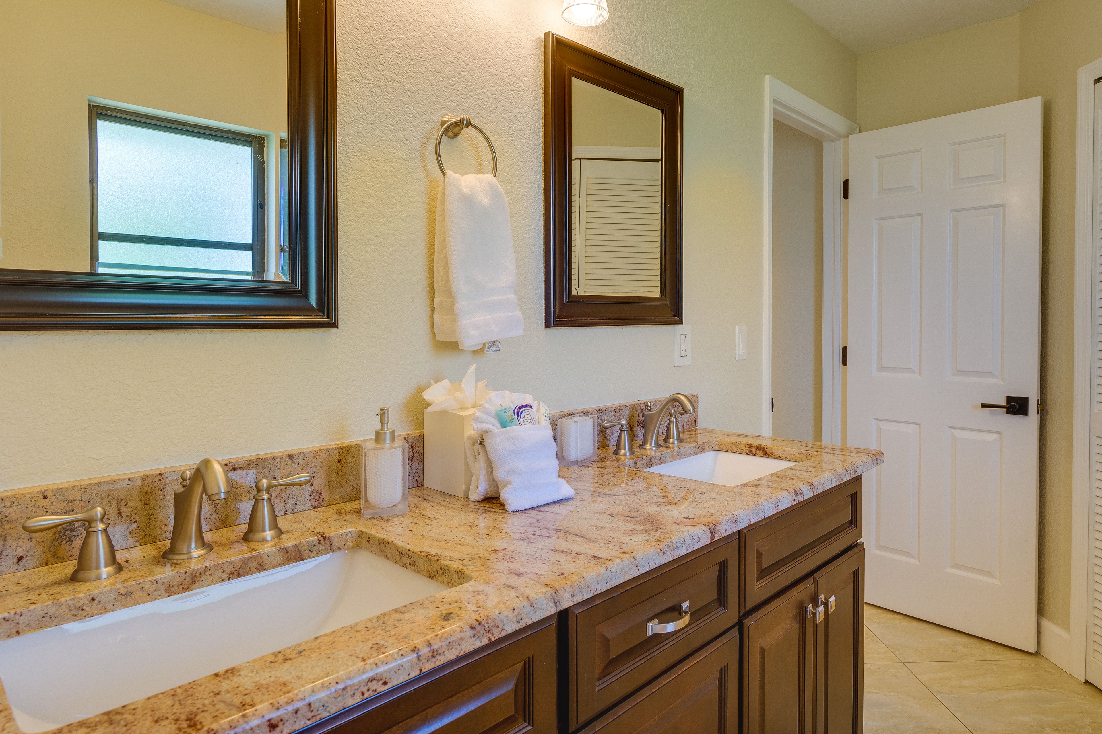 Full Bathroom | Towels Provided