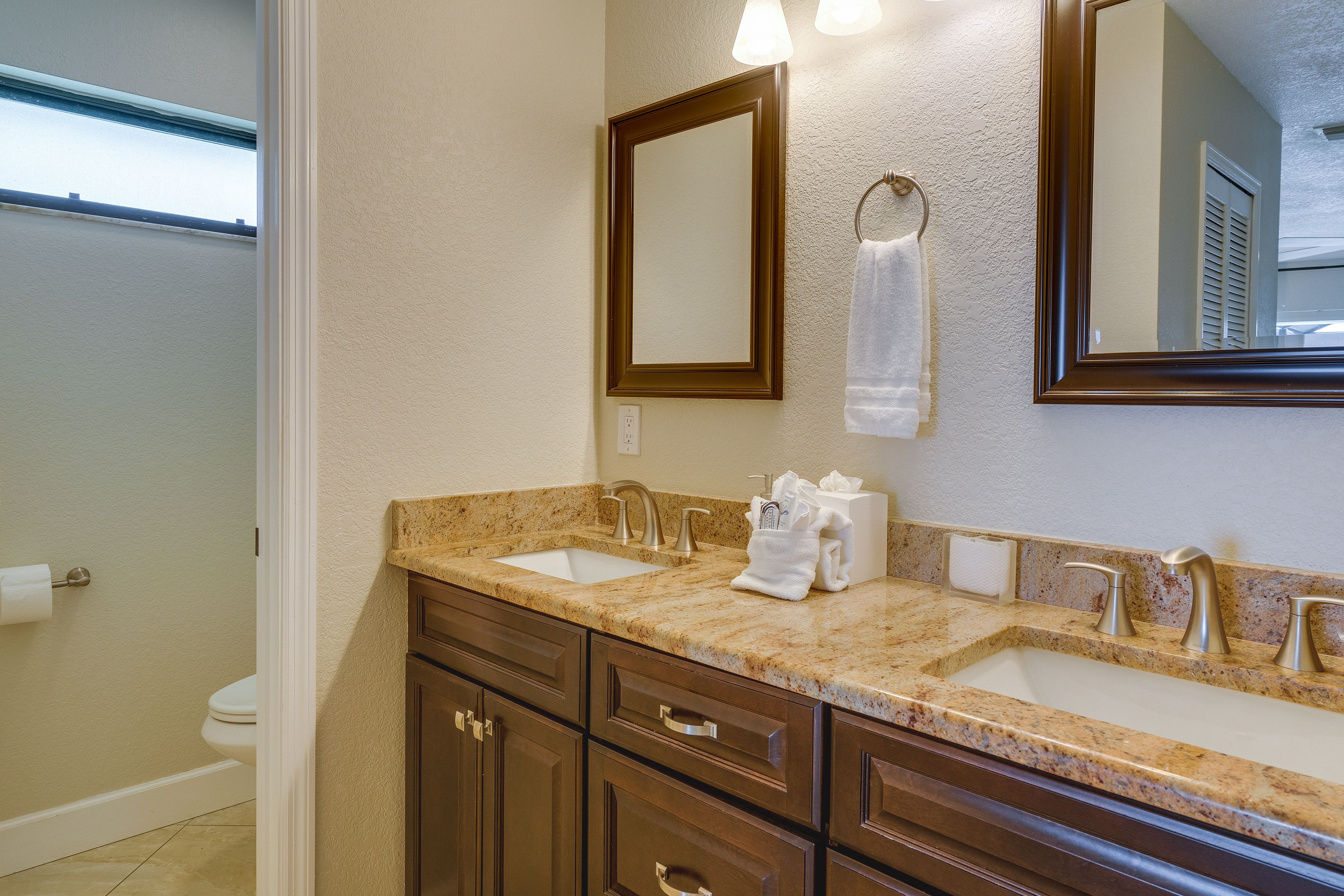Full Bathroom | Complimentary Toiletries