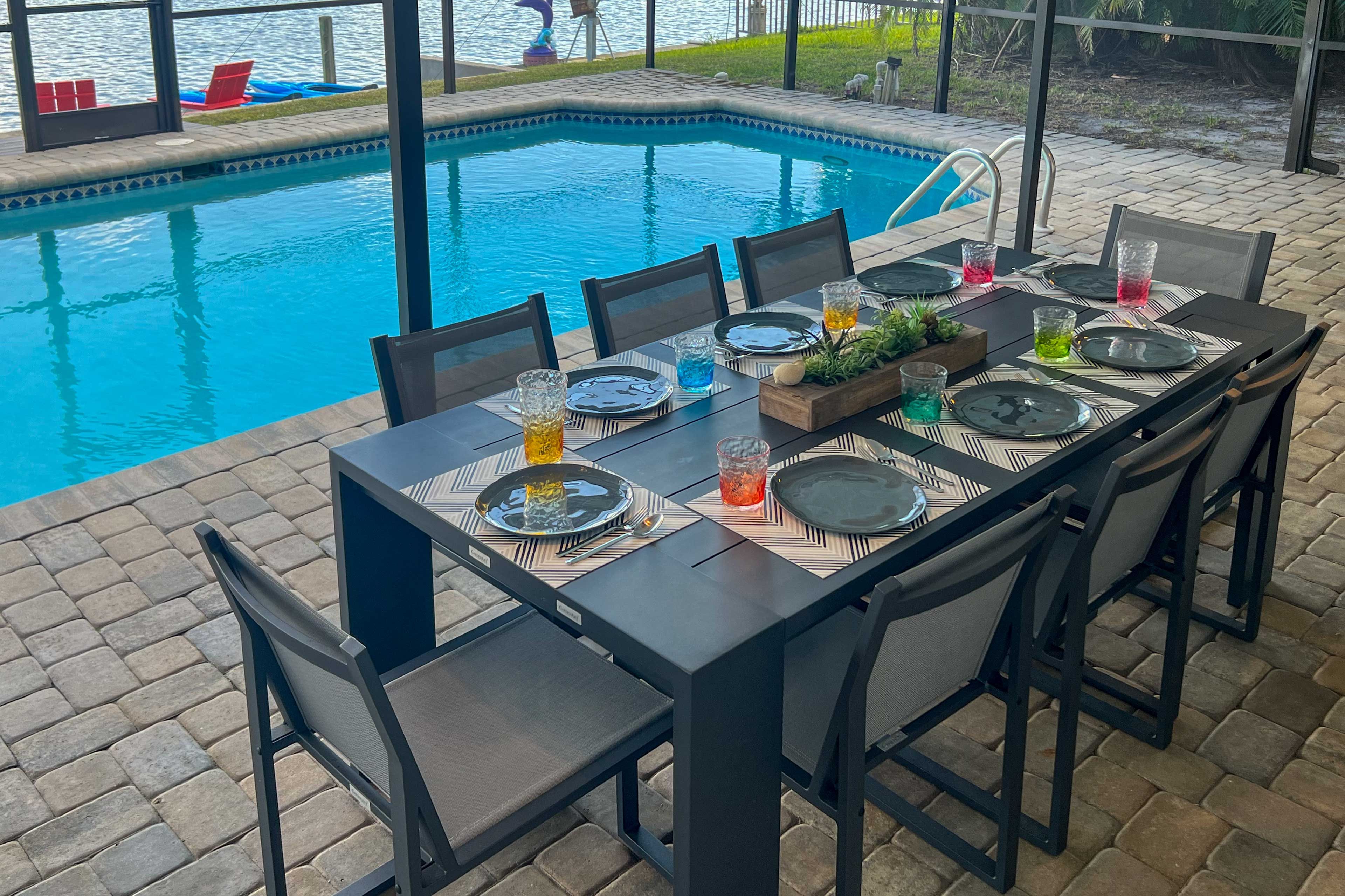Lanai Dining | Poolside View