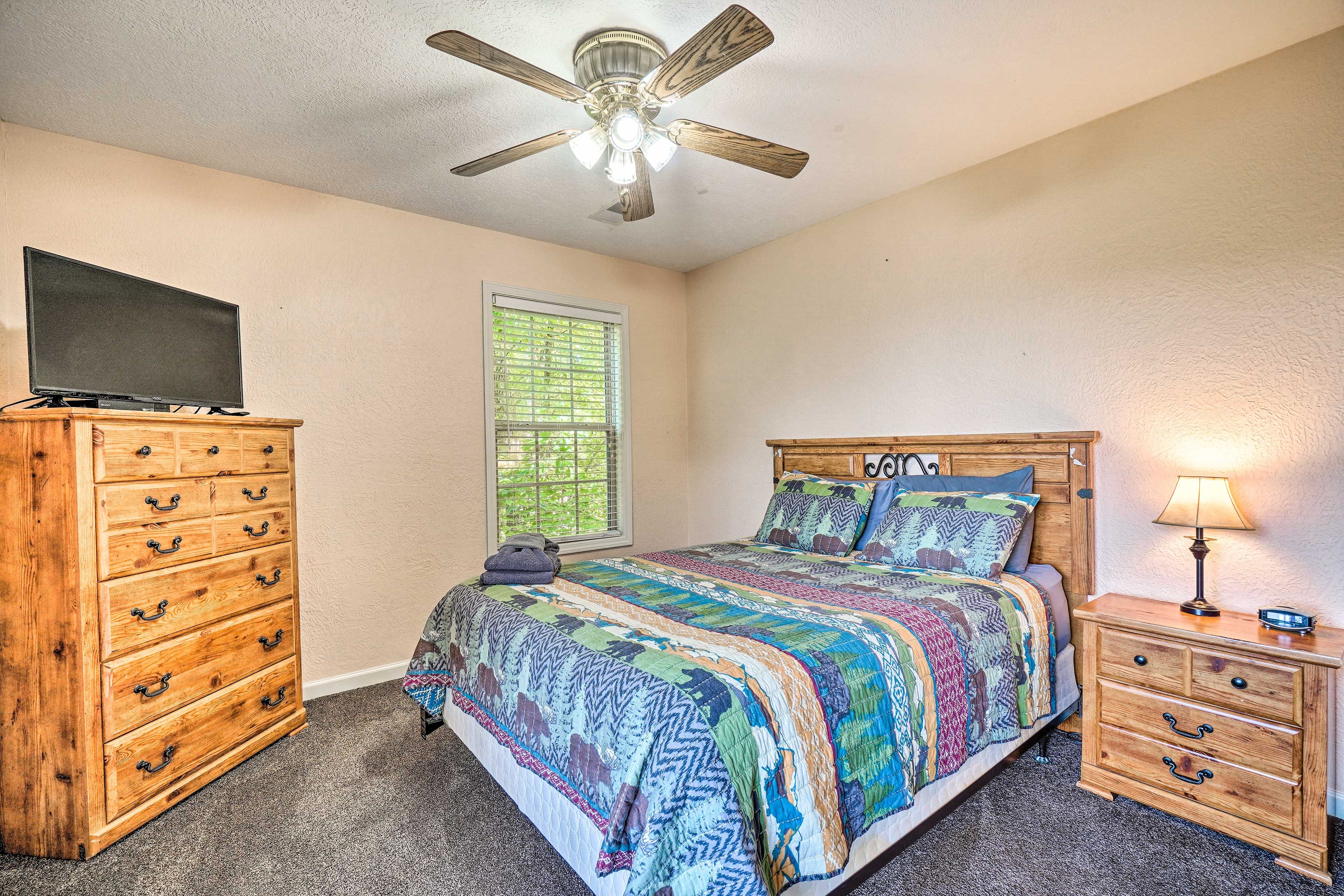 Bedroom 2 | Queen Bed | Smart TV