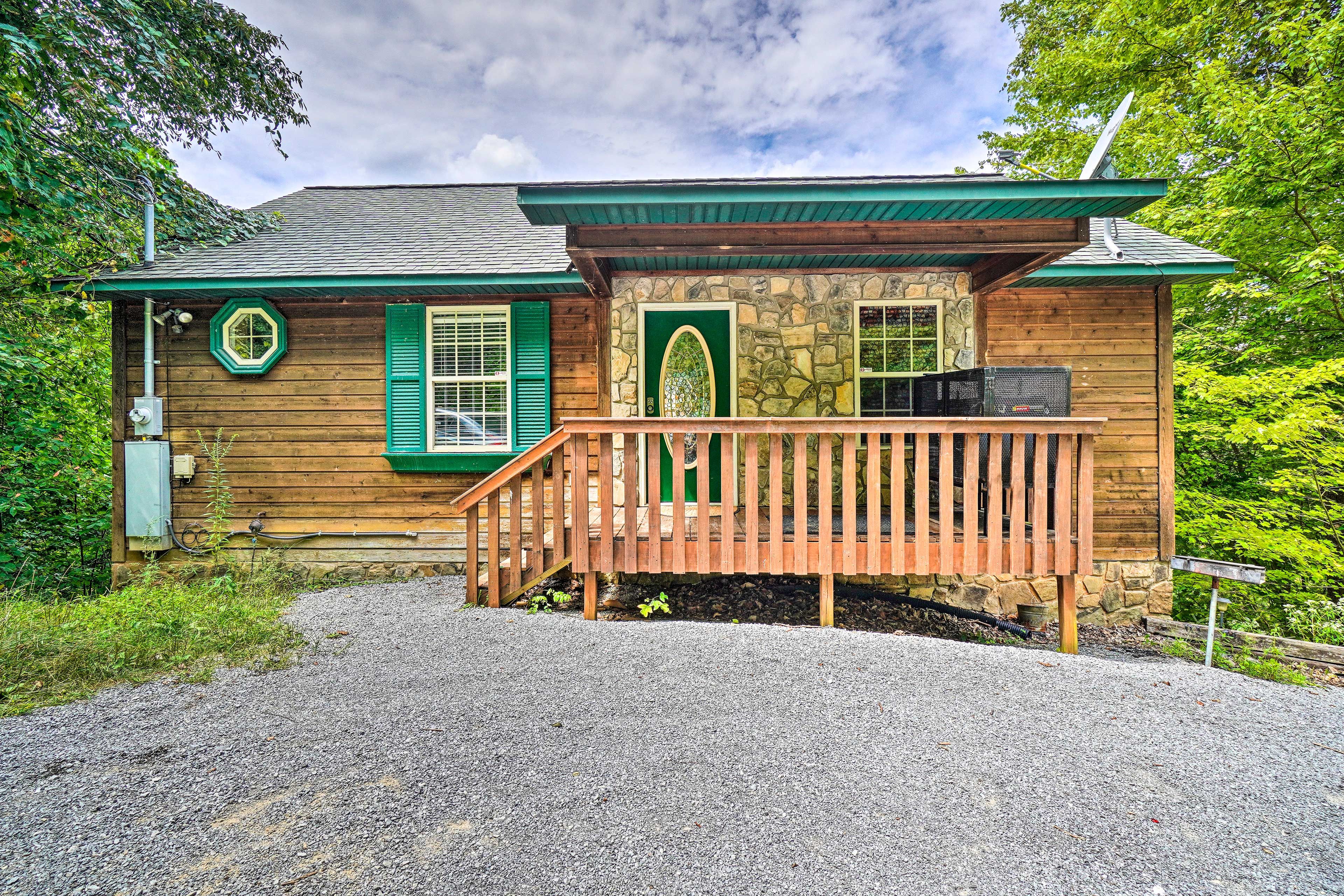 Sevierville Vacation Rental | 3BR | 2BA | 2,000 Sq Ft | 4 Steps for Access