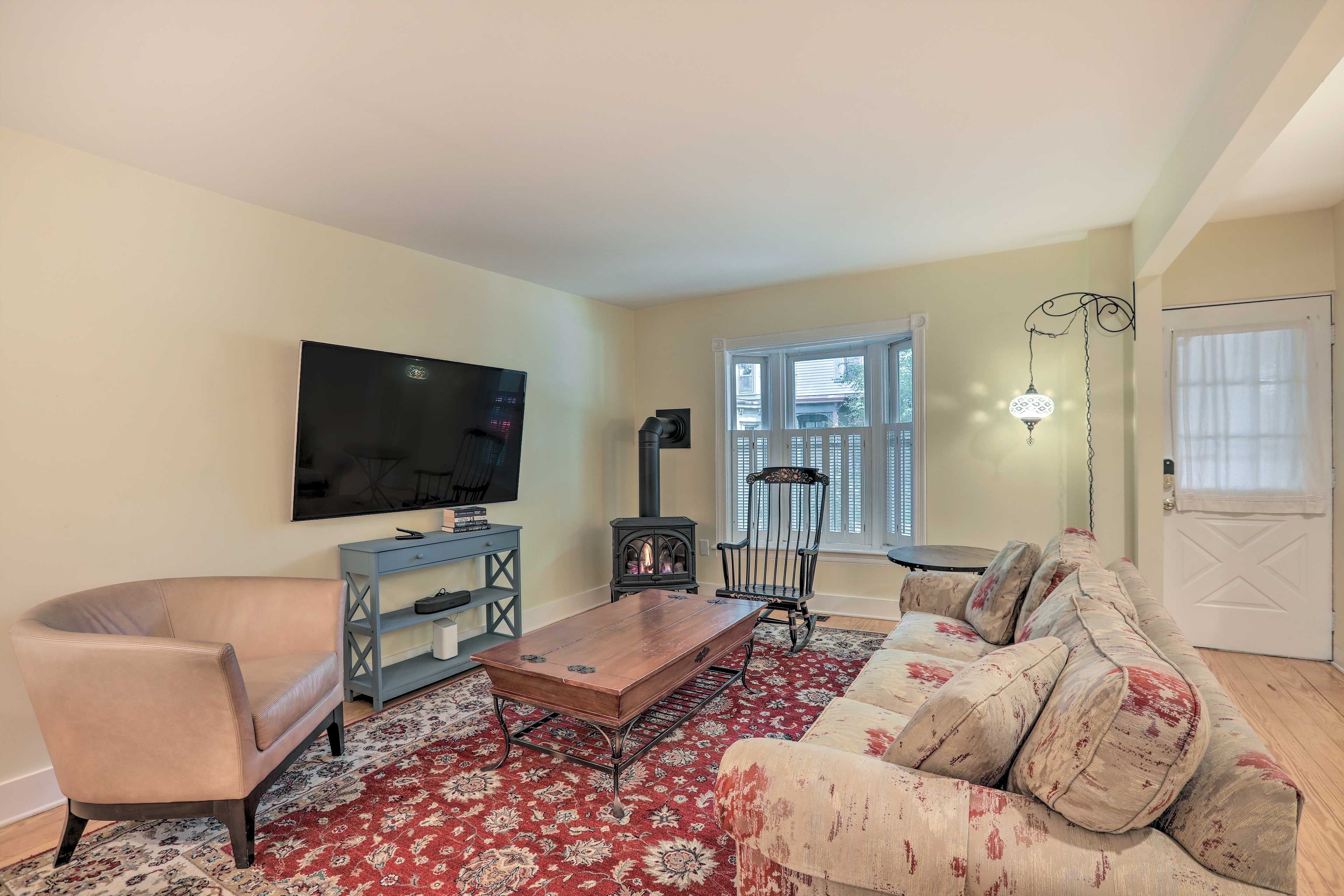 Living Room | Free WiFi | Flat-Screen TV