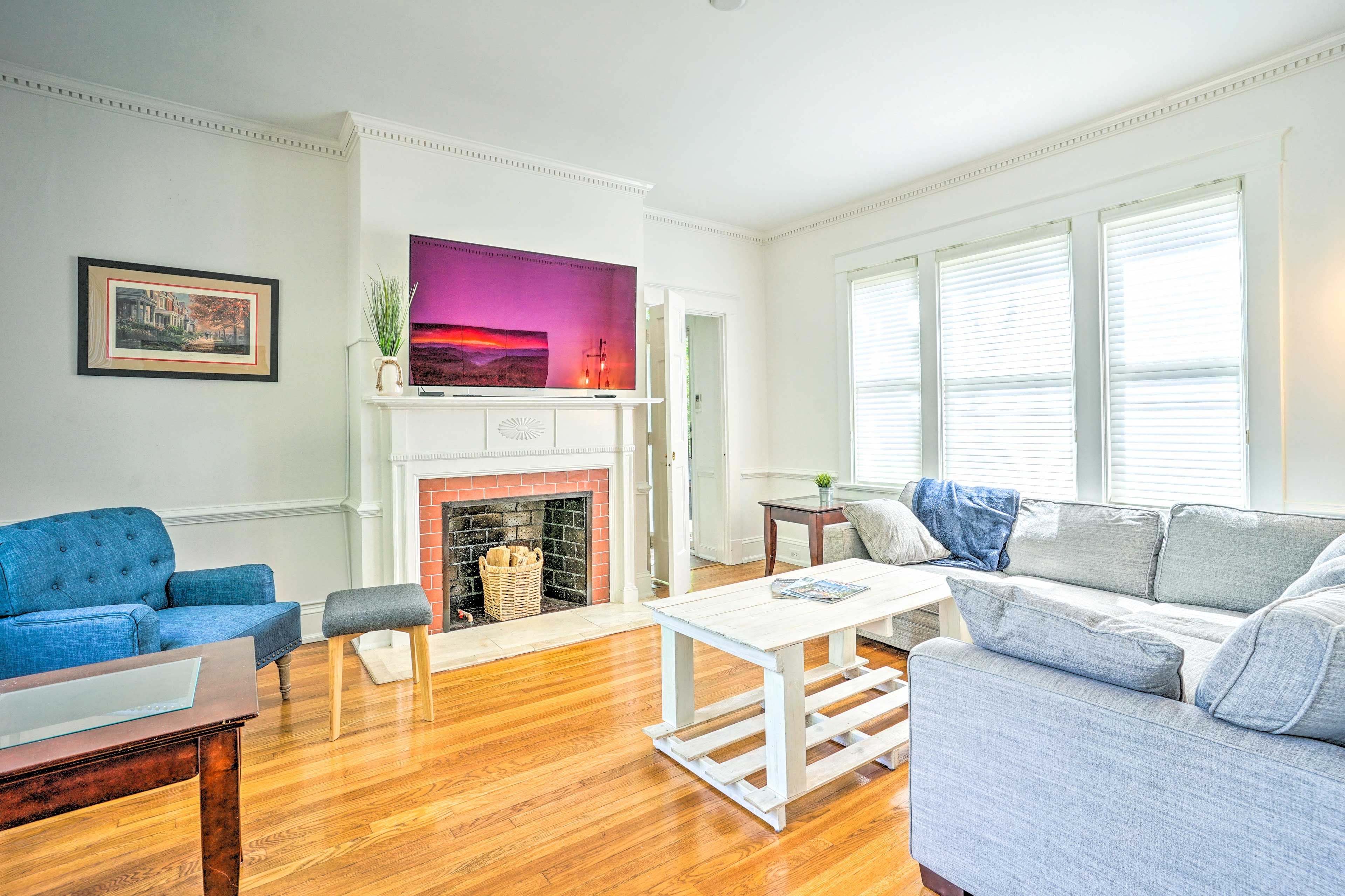 Living Room | Smart TV | Decorative Fireplace