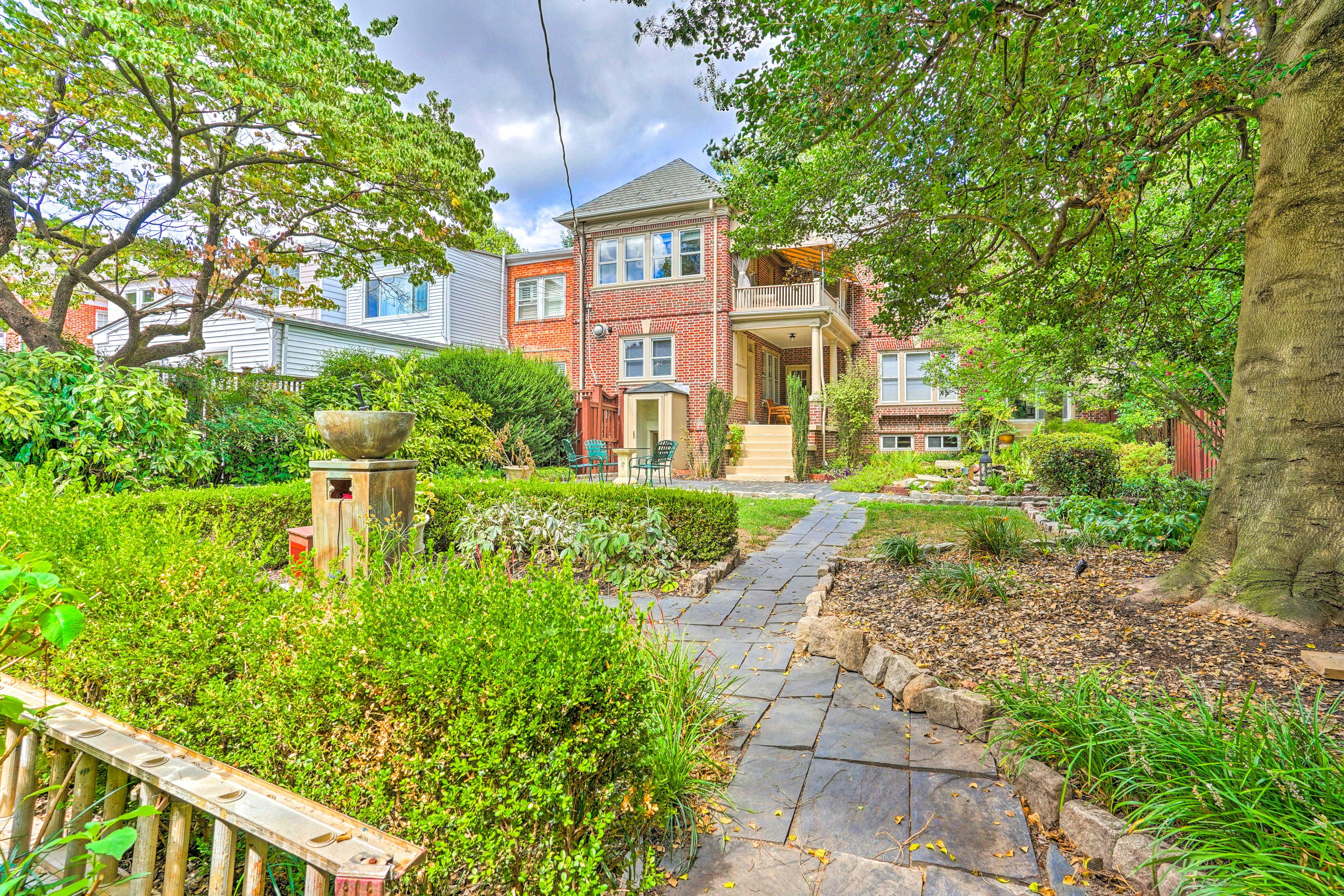 Richmond Vacation Rental | 3BR | 2BA | Stairs Required | 2,900 Sq Ft