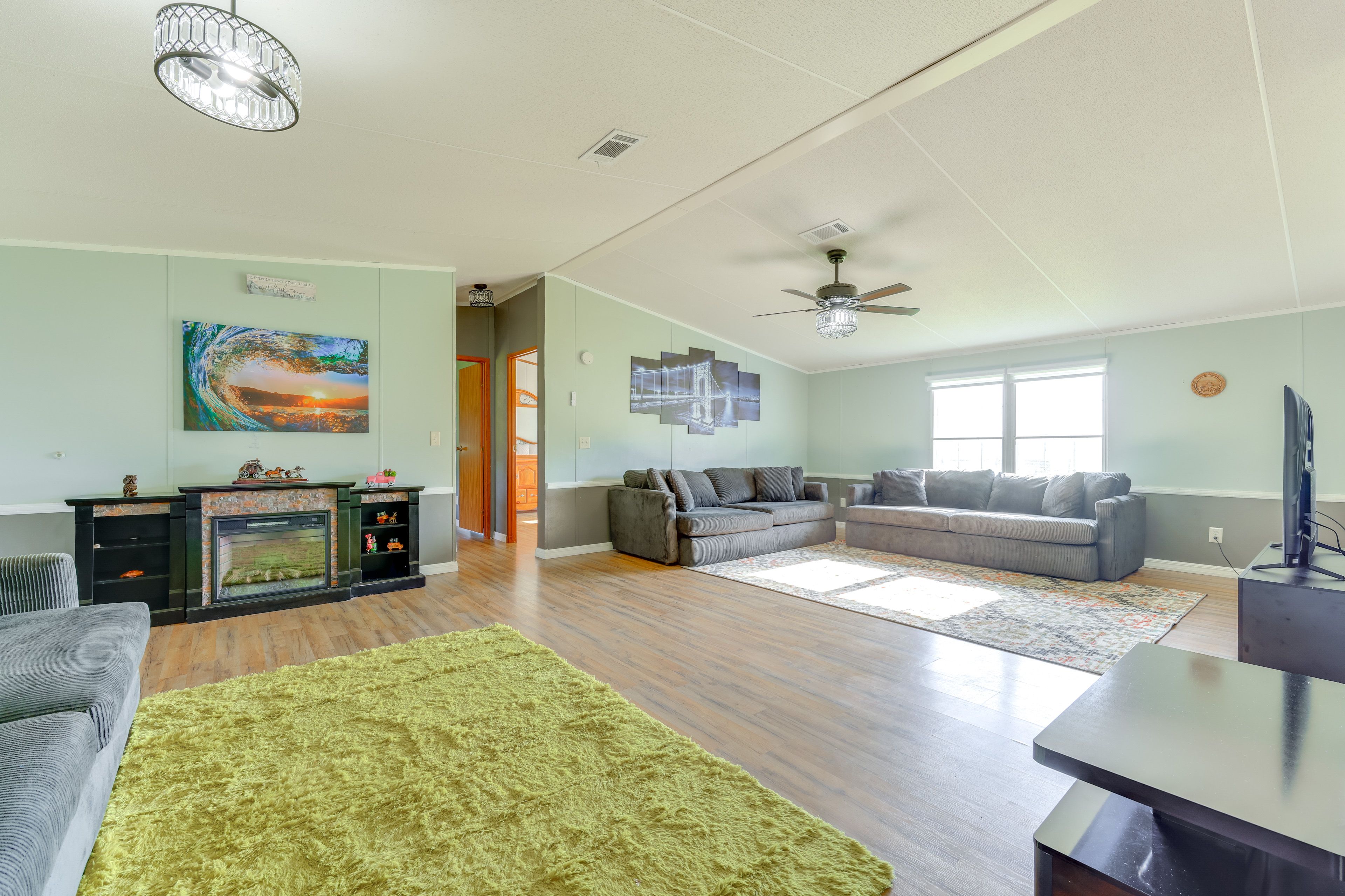 Living Room | Free WiFi | Fireplace | Central Air Conditioning