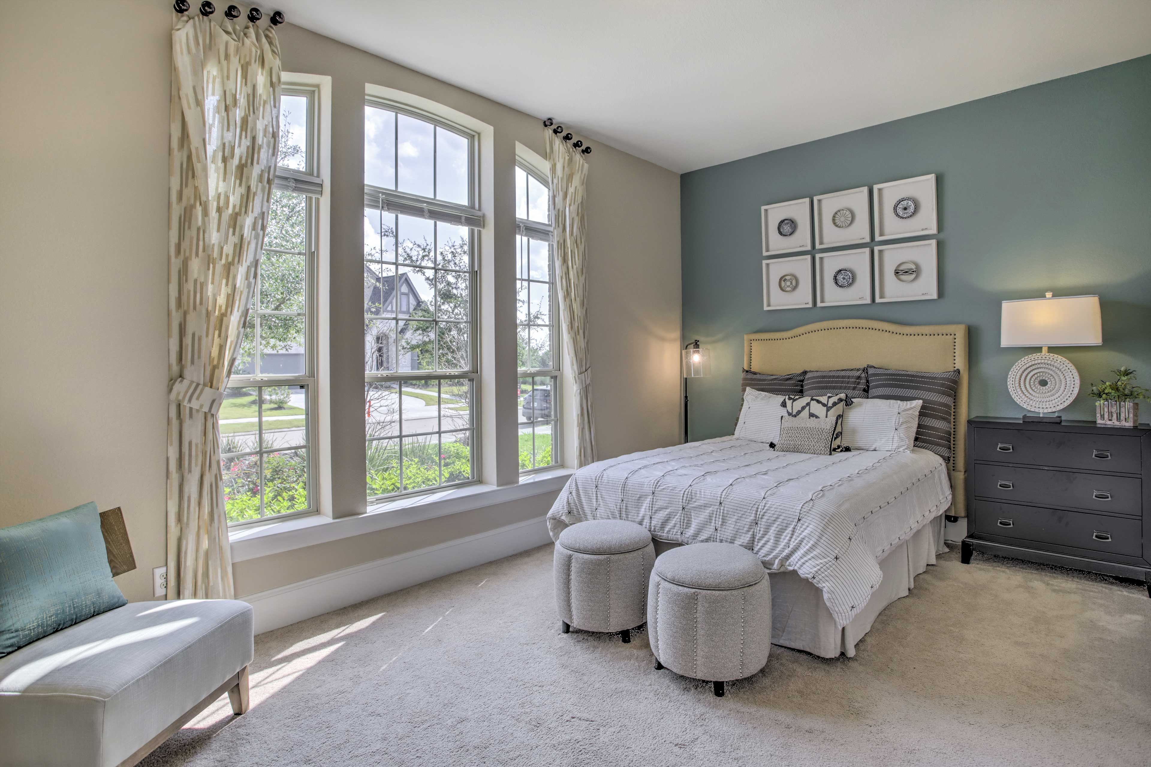 Bedroom 2 | Queen Bed | 1st Floor | Hangers