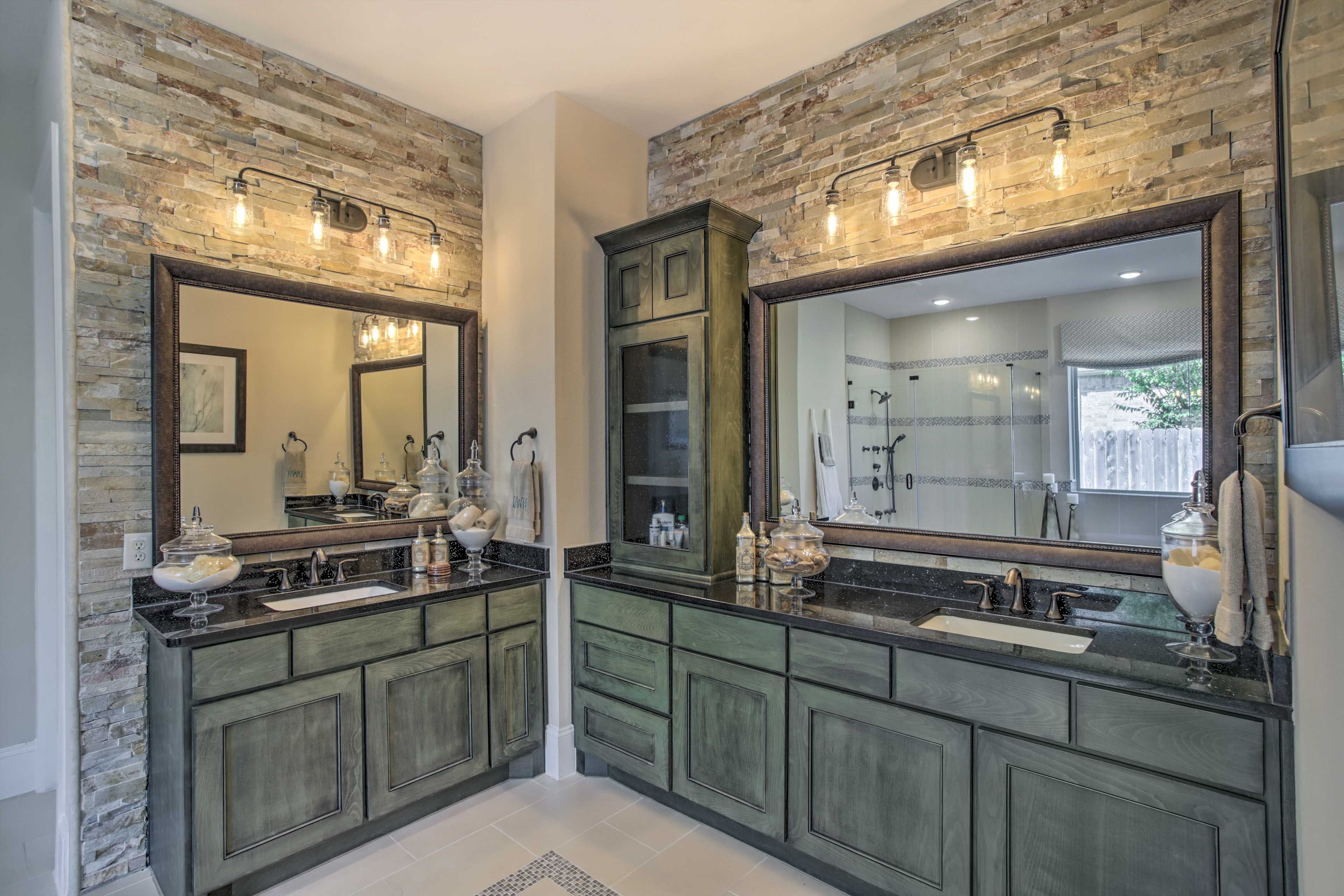 Full Bathroom | 1st Floor | Complimentary Toiletries