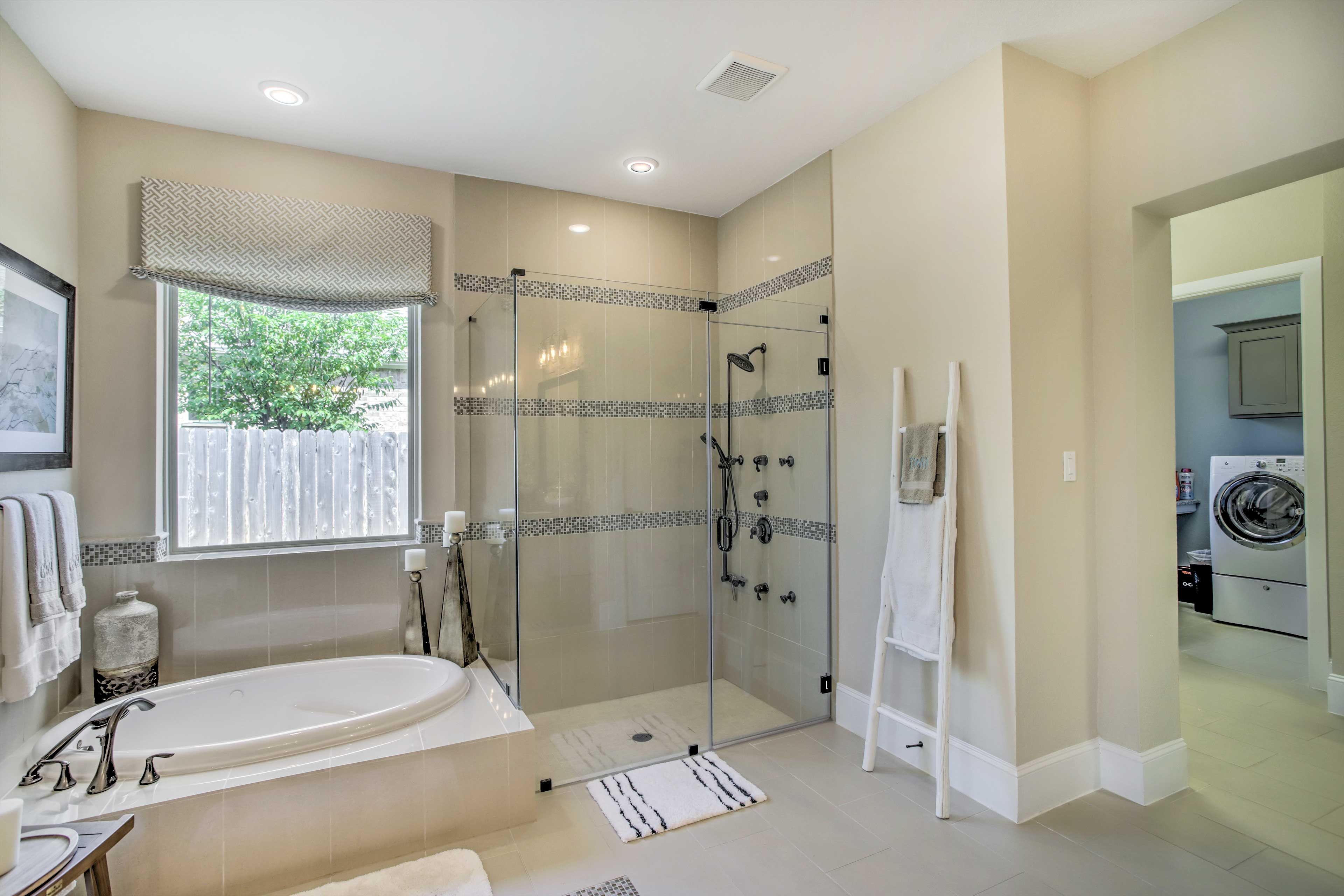 Bathroom | Jetted Tub | Shower System w/ Body Jets