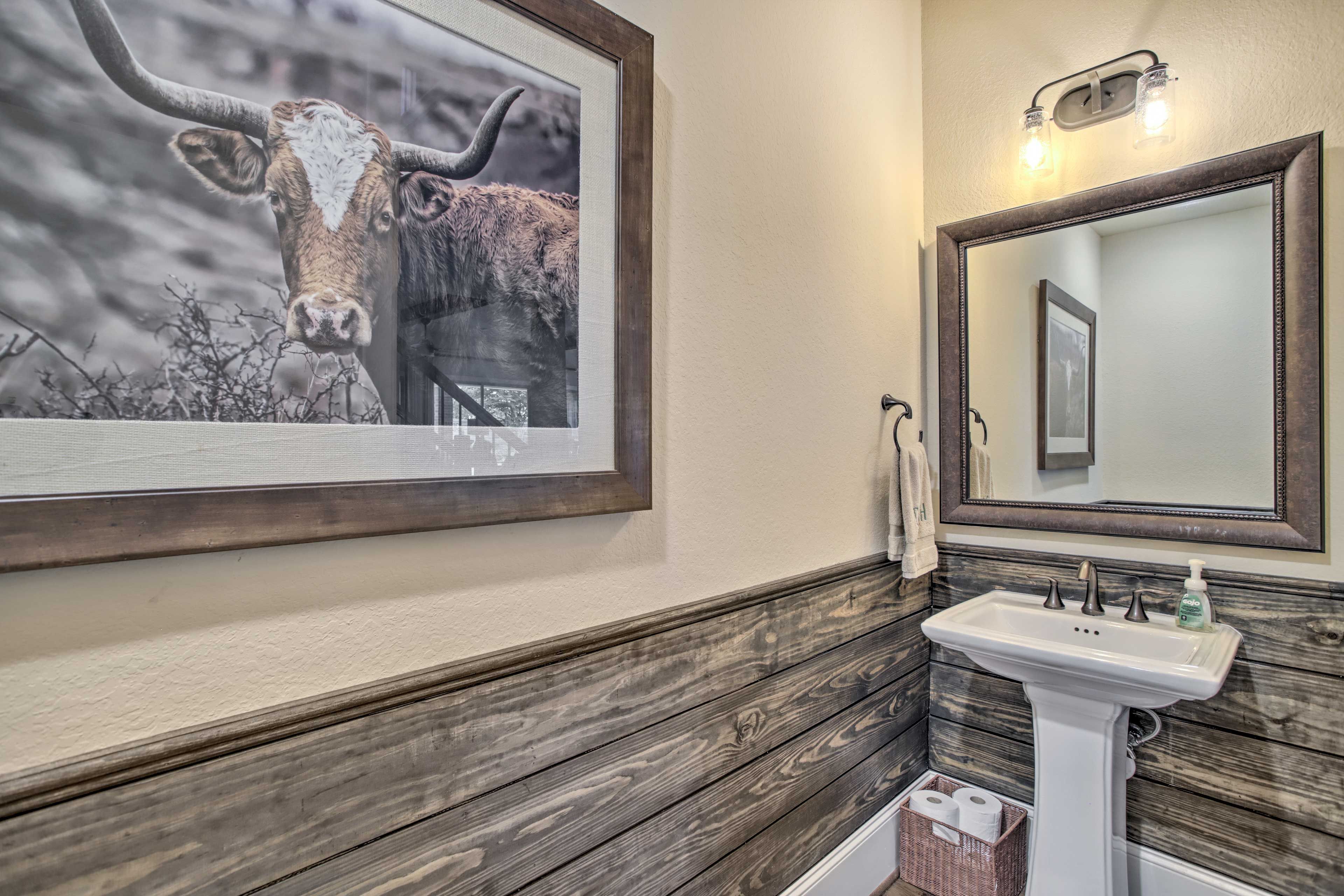 Half Bathroom | 1st Floor | Towels Provided