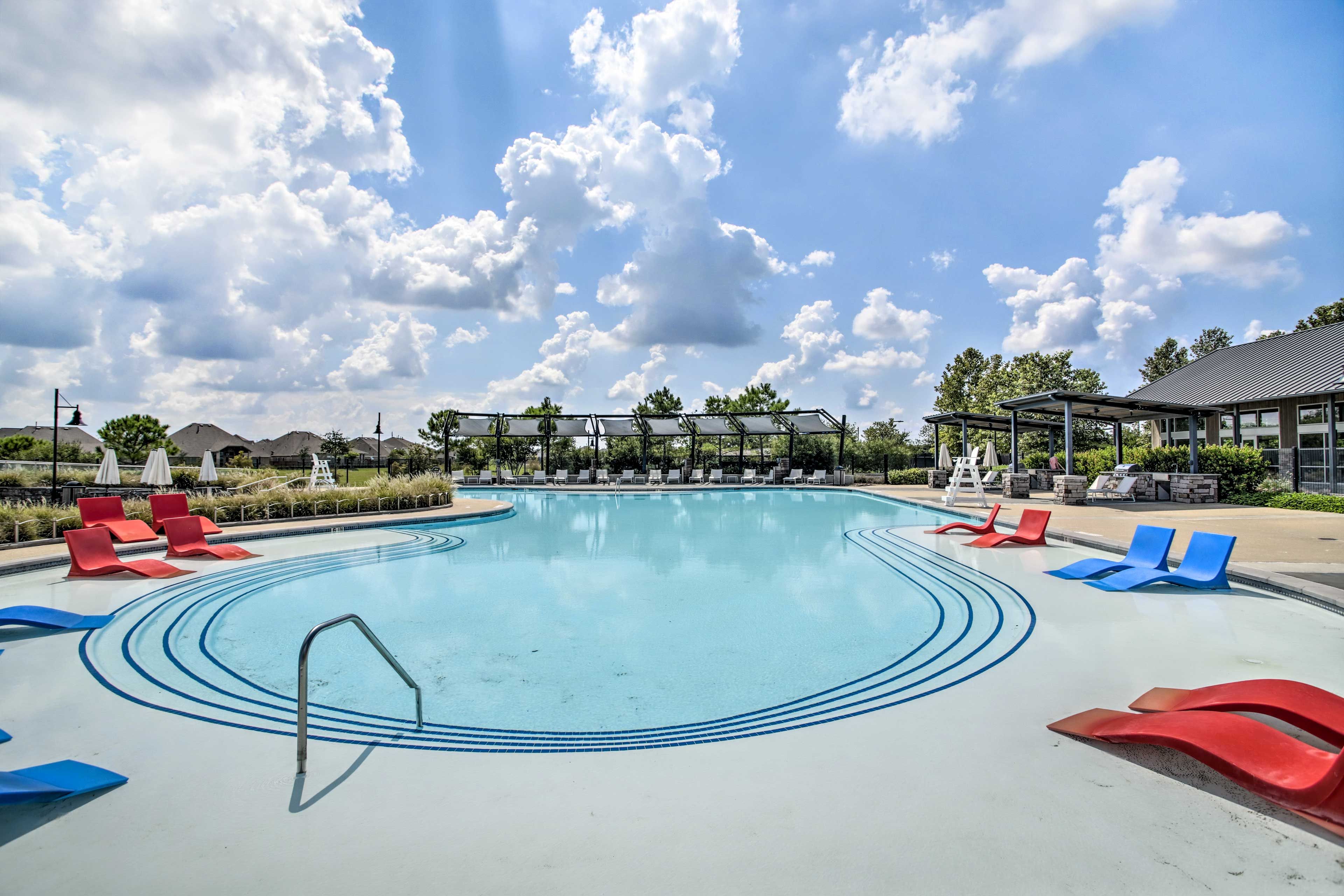 Community Amenities | Outdoor Pool | Lazy River | Splash Pad