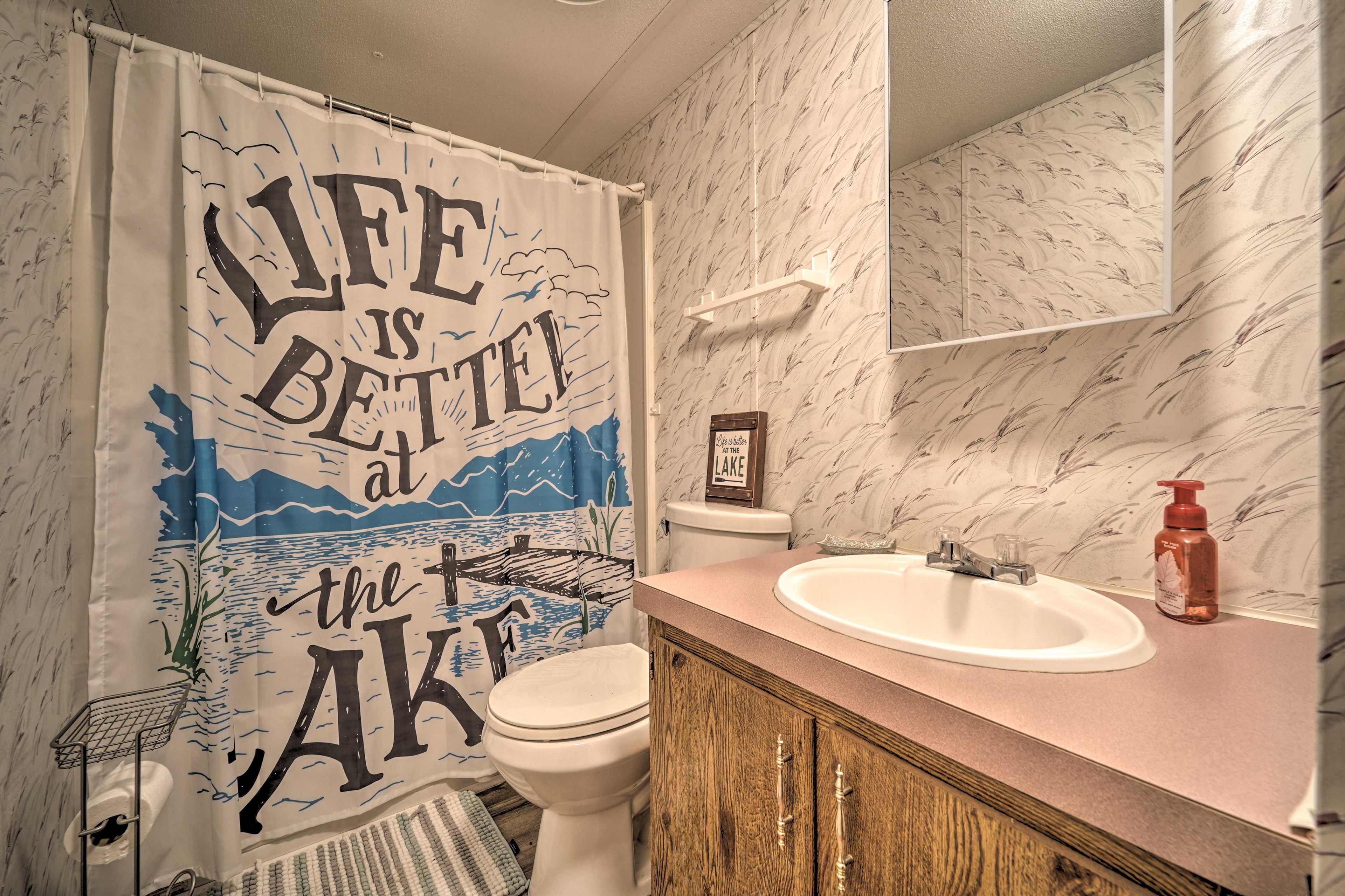 Full Bathroom | Shower/Tub Combo | Towels Provided