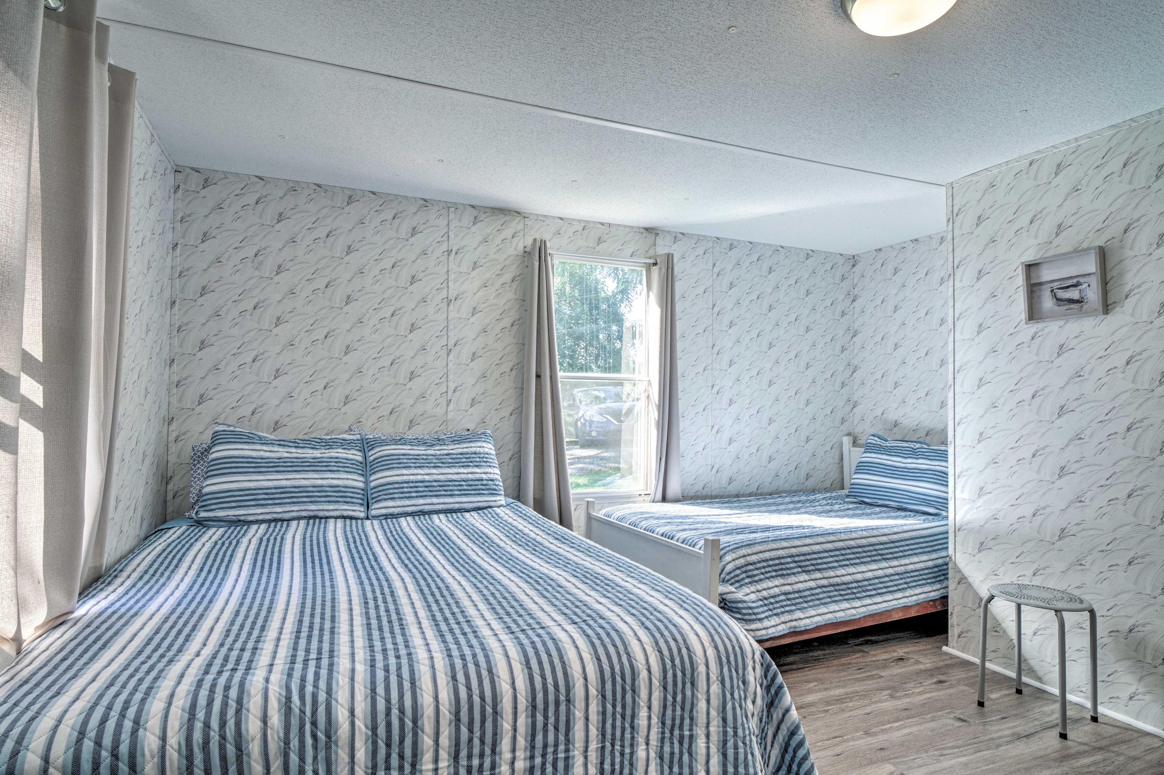 Bedroom 1 | Queen Bed | Twin Bed | Linens Provided