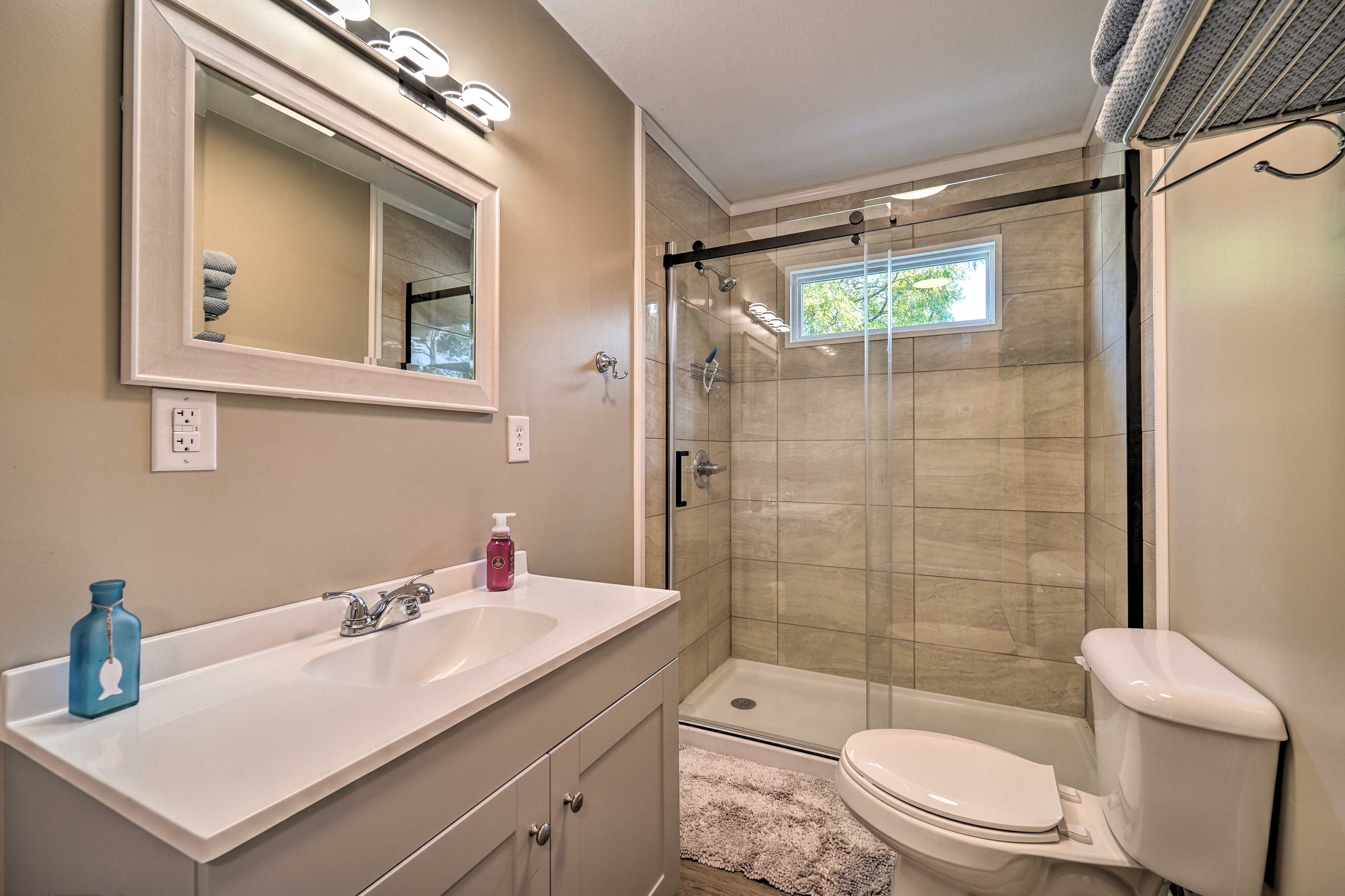 Full Bathroom | Walk-In Shower | Towels Provided