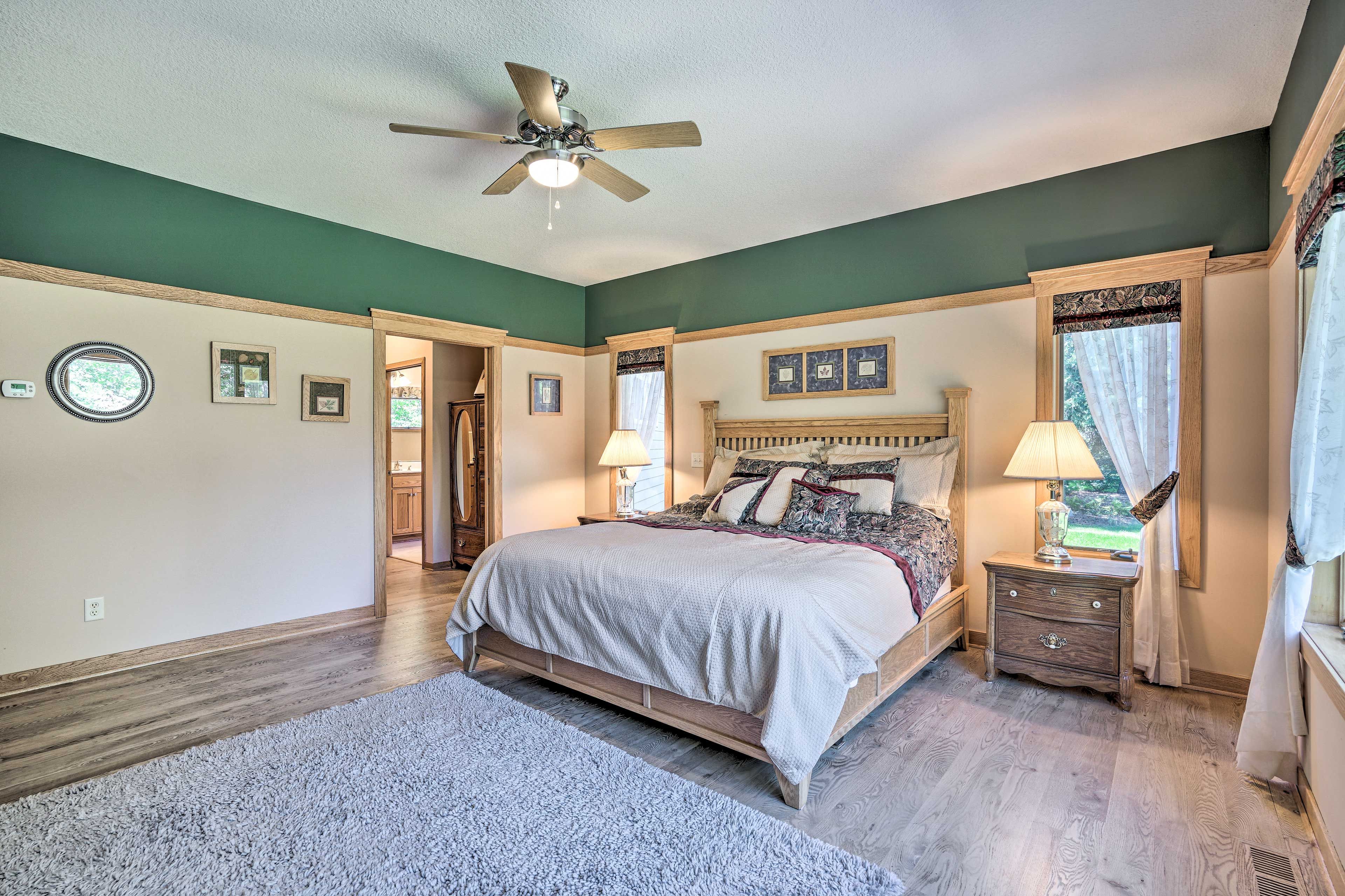 Bedroom 1 | King Bed | En-Suite Bathroom | Main Floor