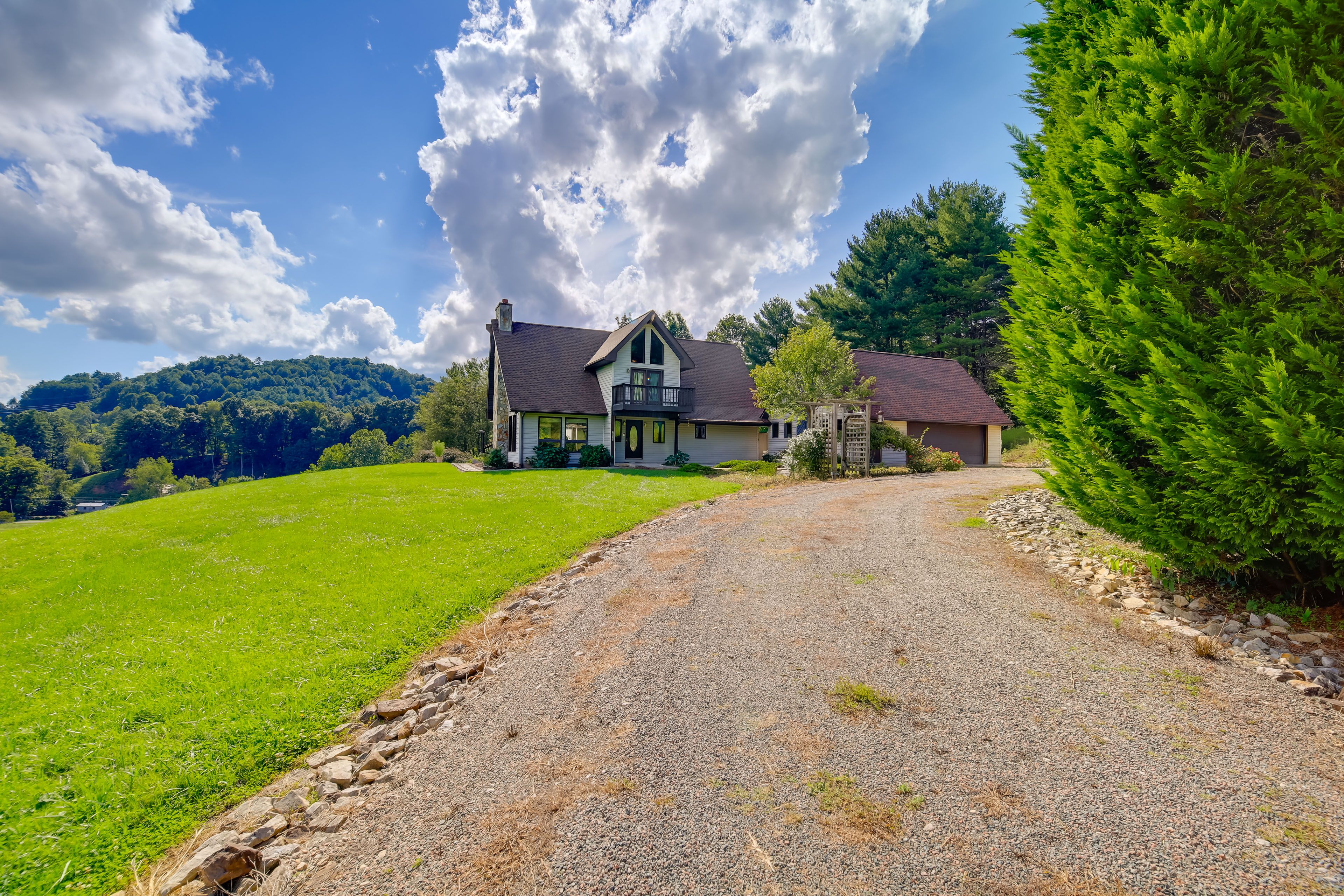 Mountain City Vacation Rental | 3BR | 2.5BA | 2,221 Sq Ft | Stairs Required