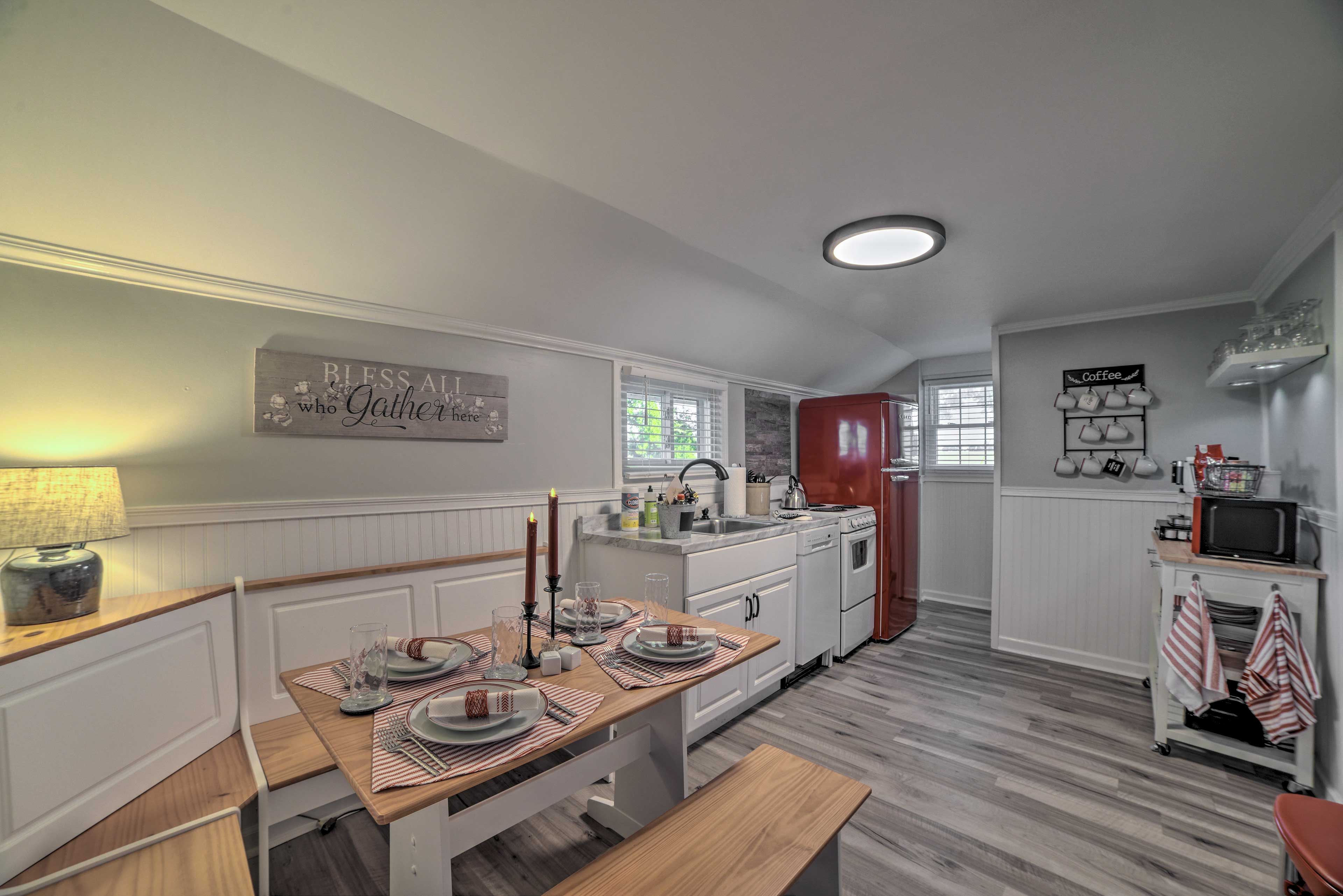 Dining Area | Dishware/Flatware Provided