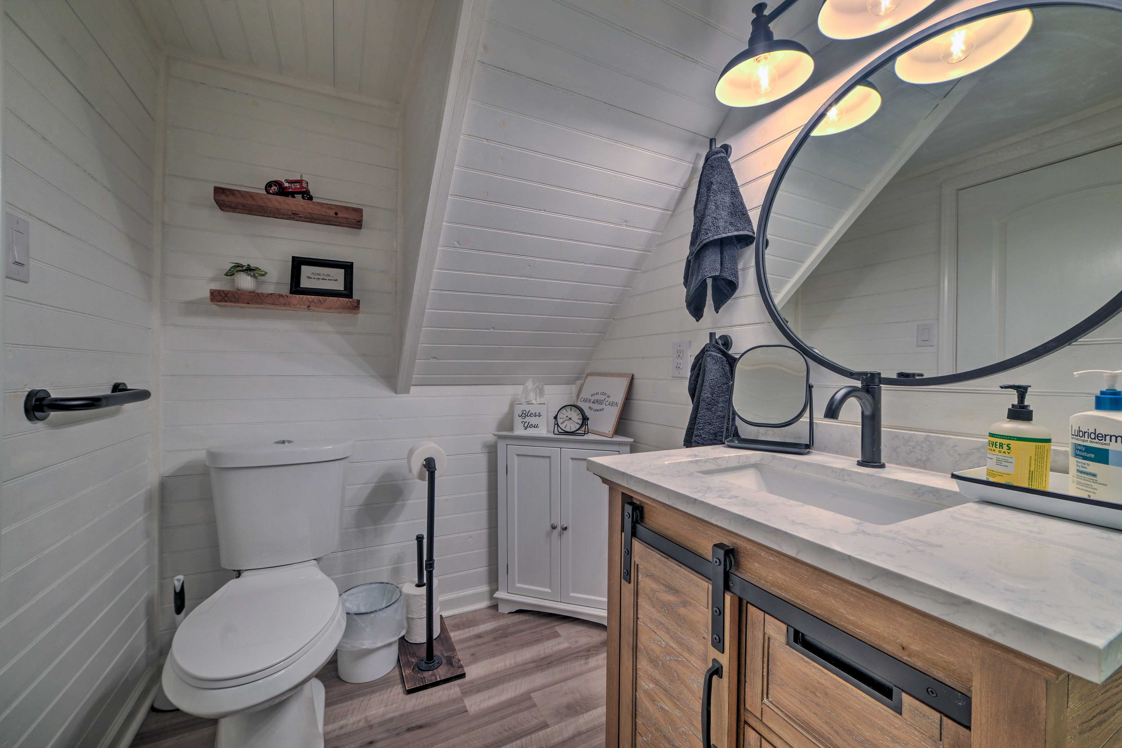 Full Bathroom | Toiletries Provided | 1st Floor | Towels Provided