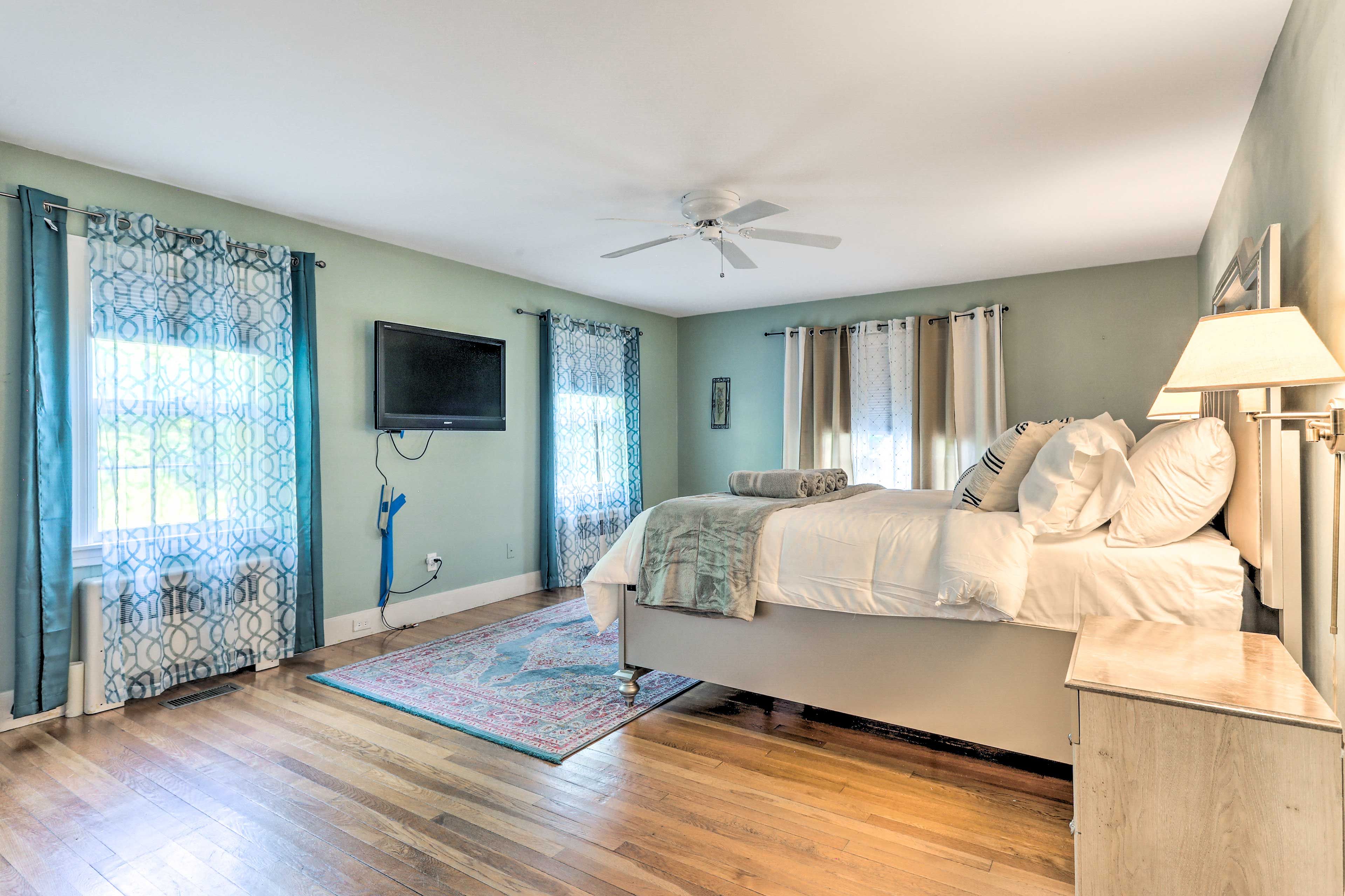 Bedroom 1 | Queen Bed | Linens Provided | Smart TV | Walk-In Closet | 1st Floor