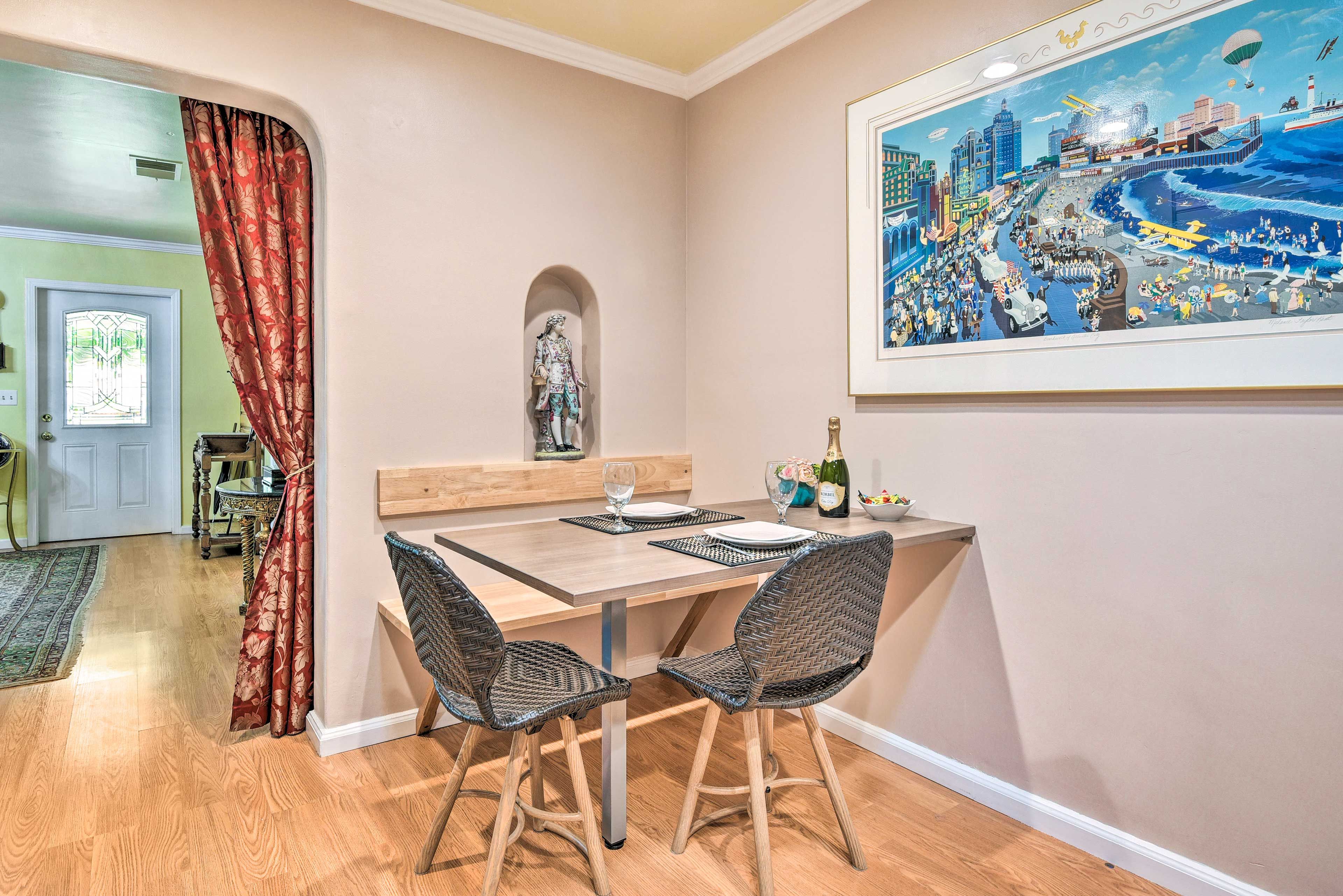 Dining Area | Dishware/Flatware Provided
