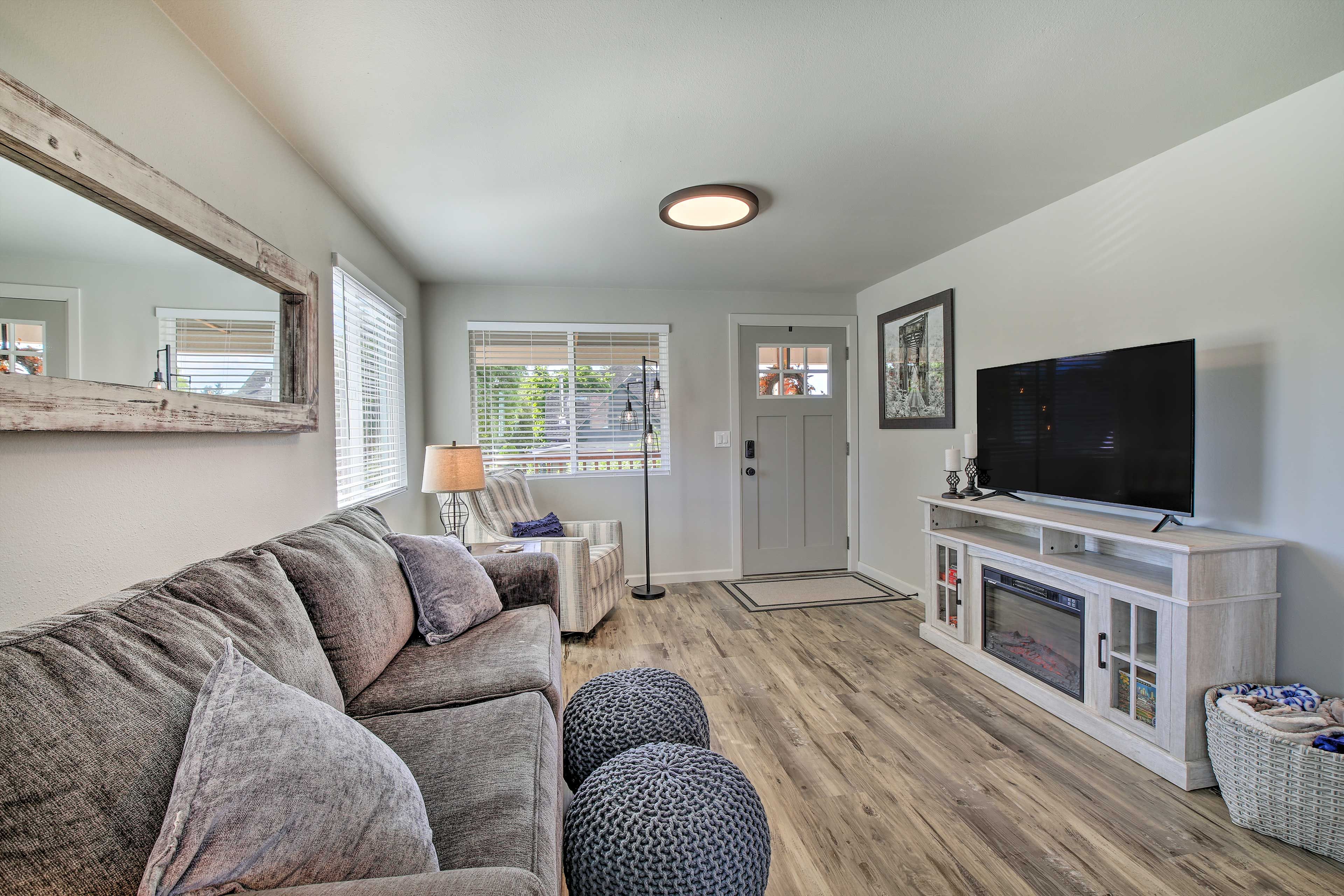 Living Room | Free WiFi | Smart TV | Electric Fireplace