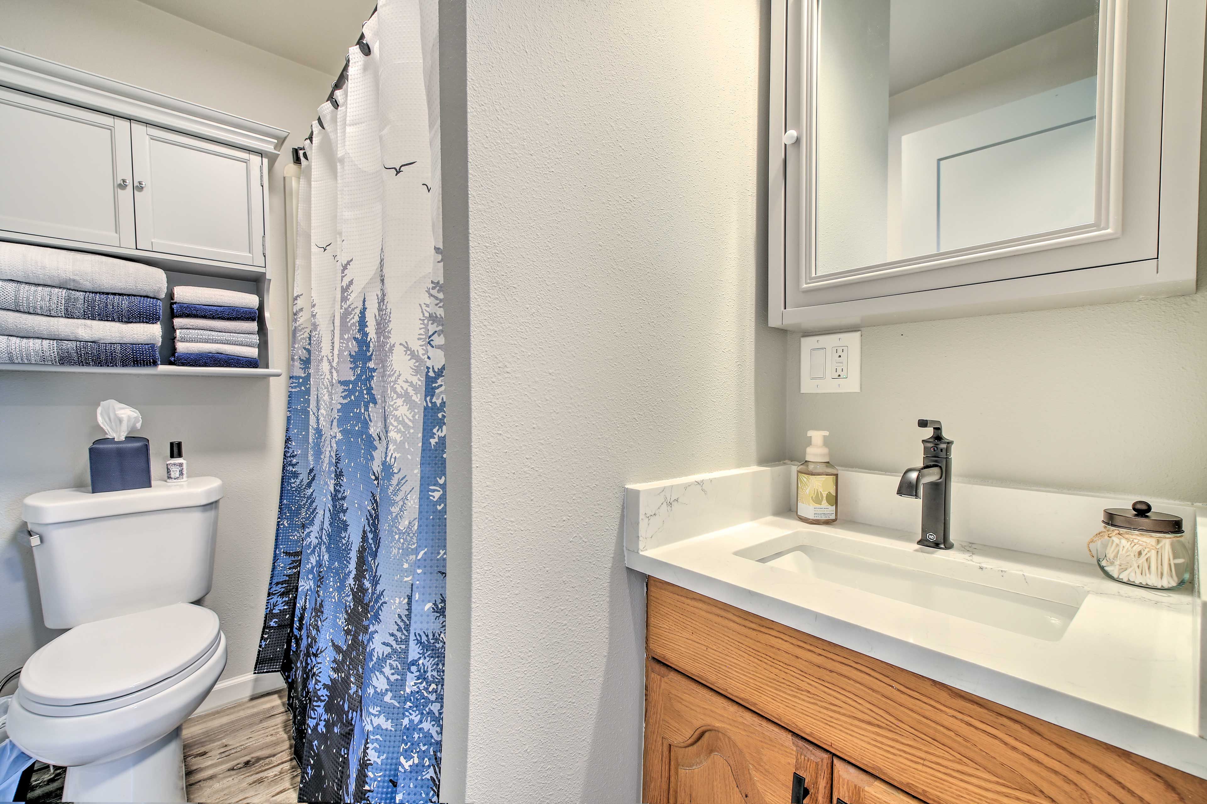 Full Bathroom | Shower/Tub Combo | Towels Provided