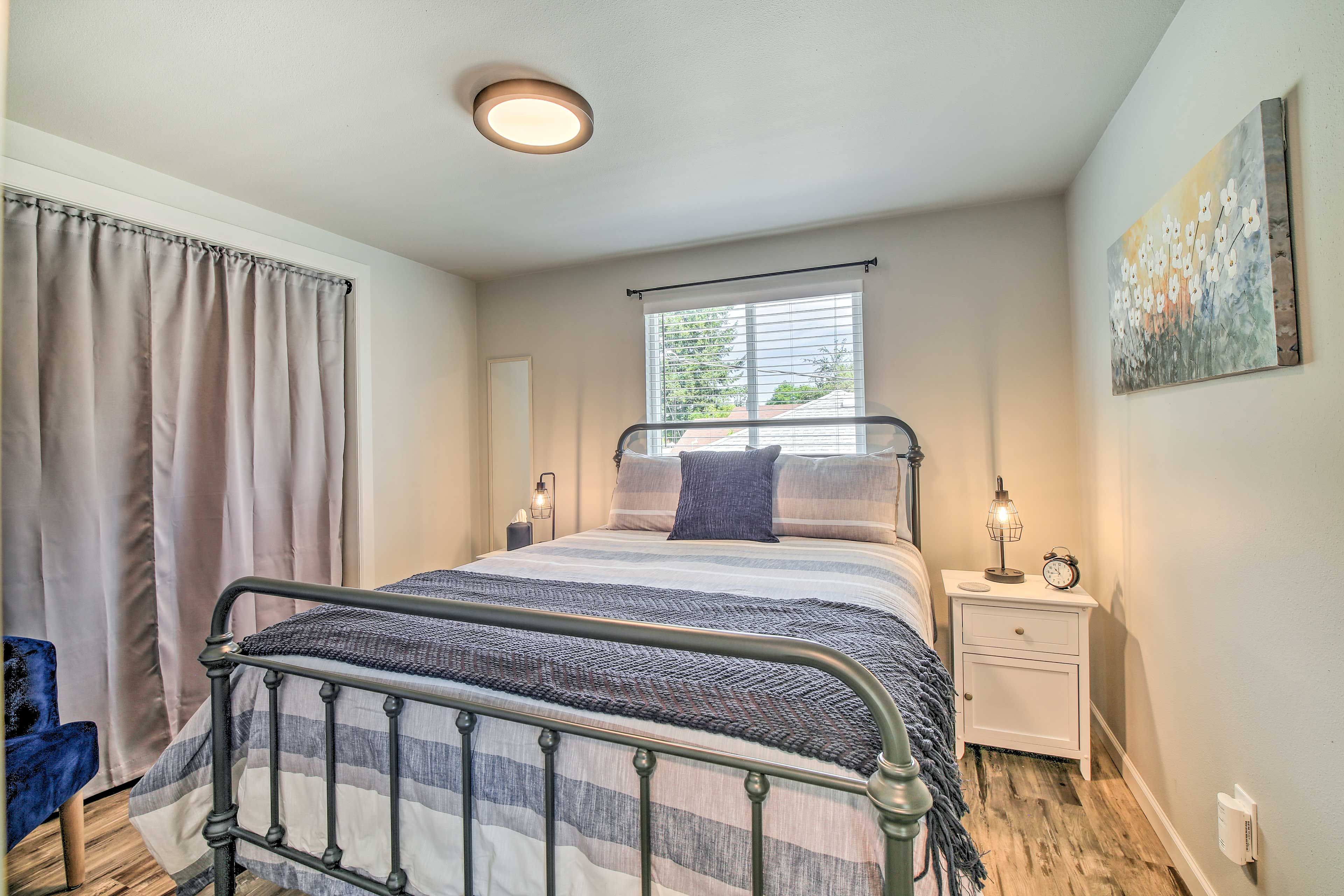 Bedroom | Queen Bed | Linens Provided