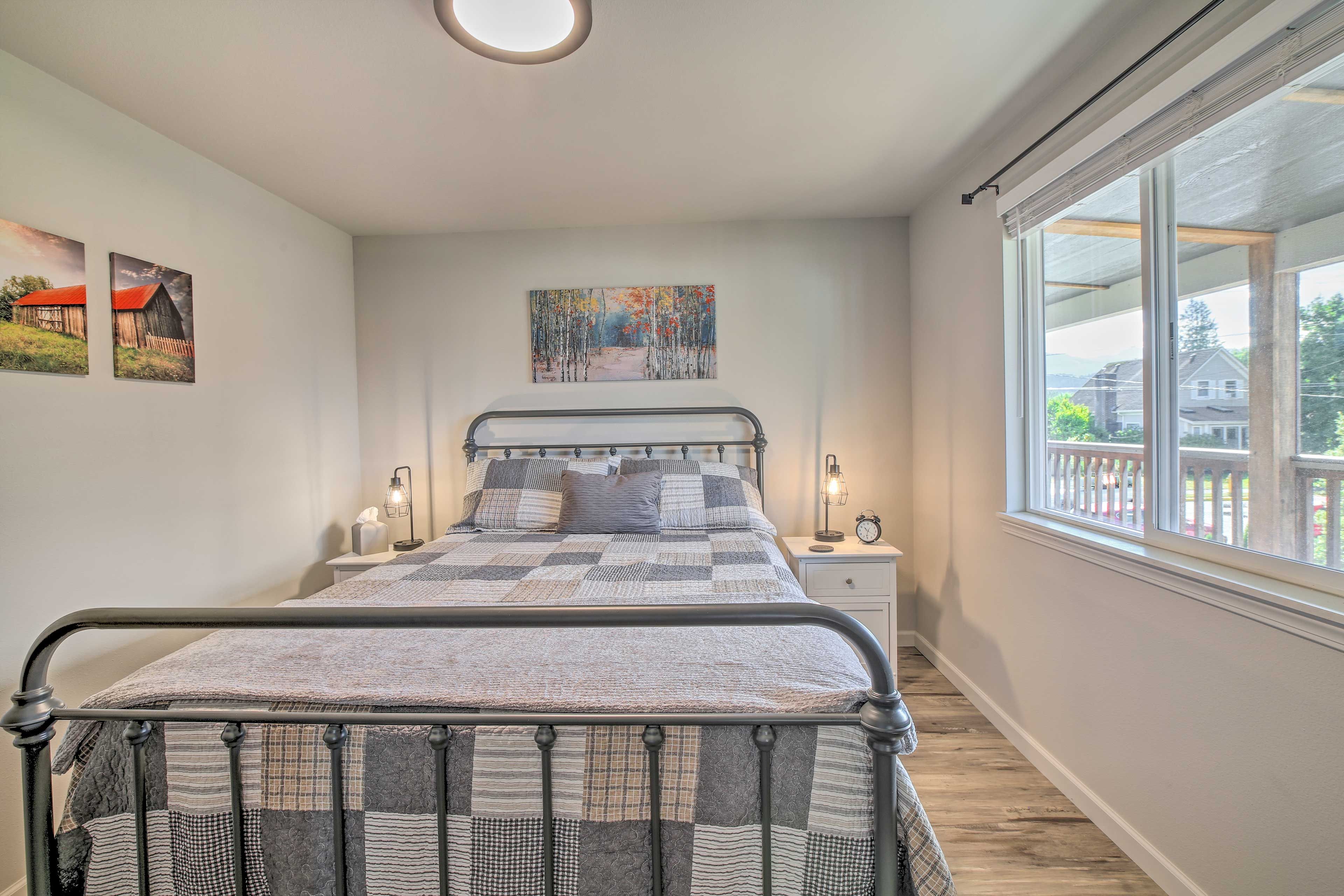 Bedroom | Queen Bed | Linens Provided