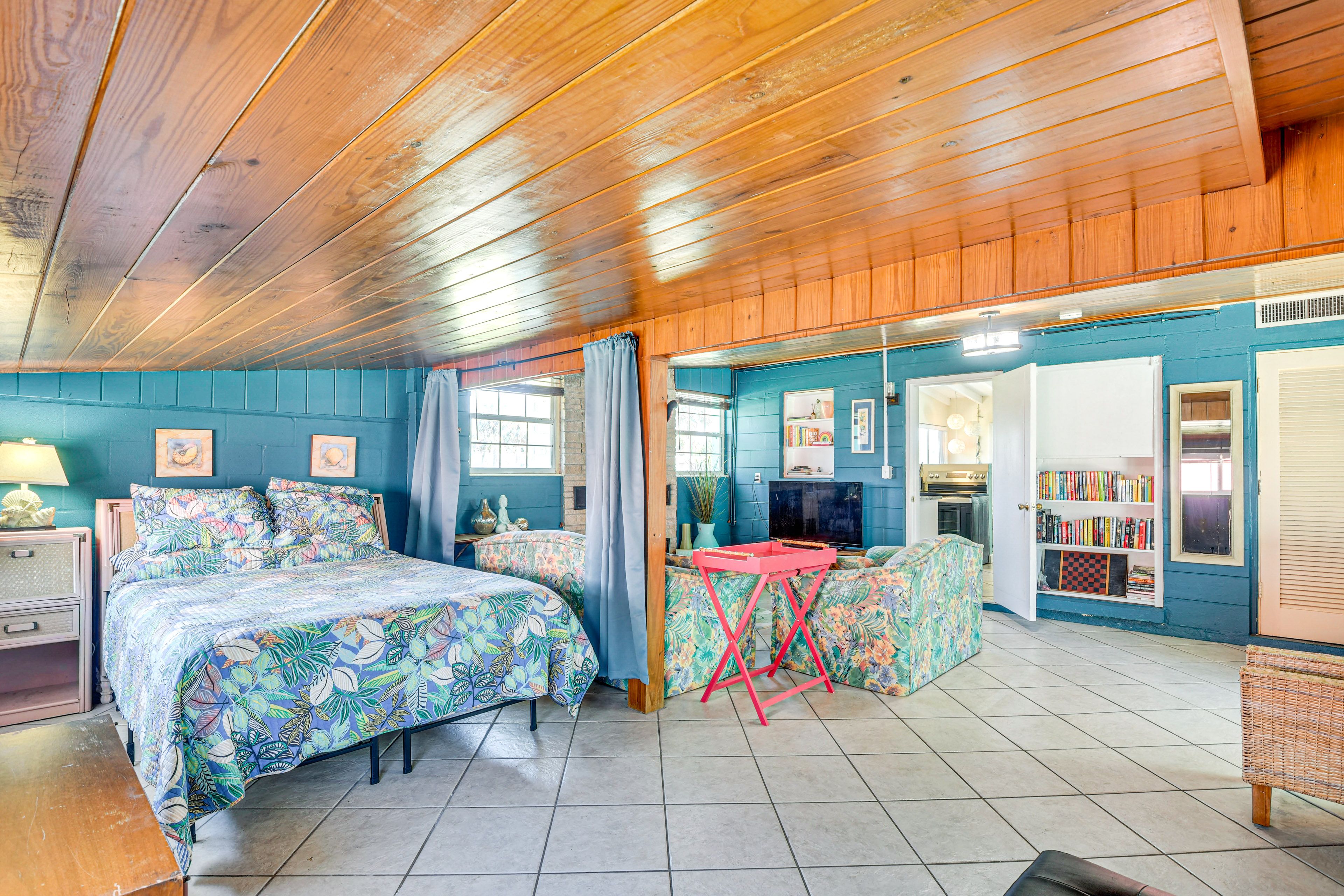 Bedroom 1 | Queen Bed | En-Suite Bathroom