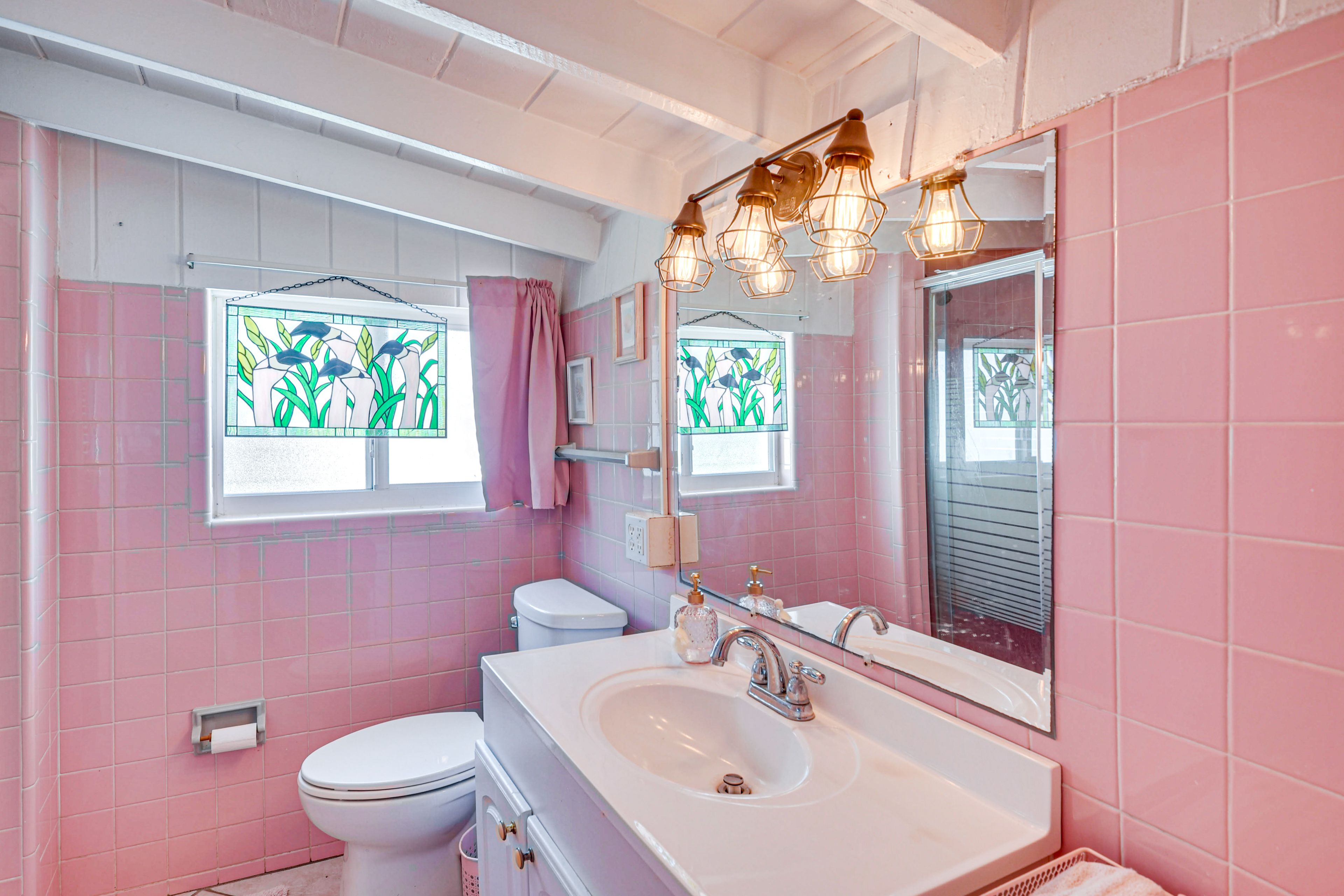 Full Bathroom | Complimentary Toiletries