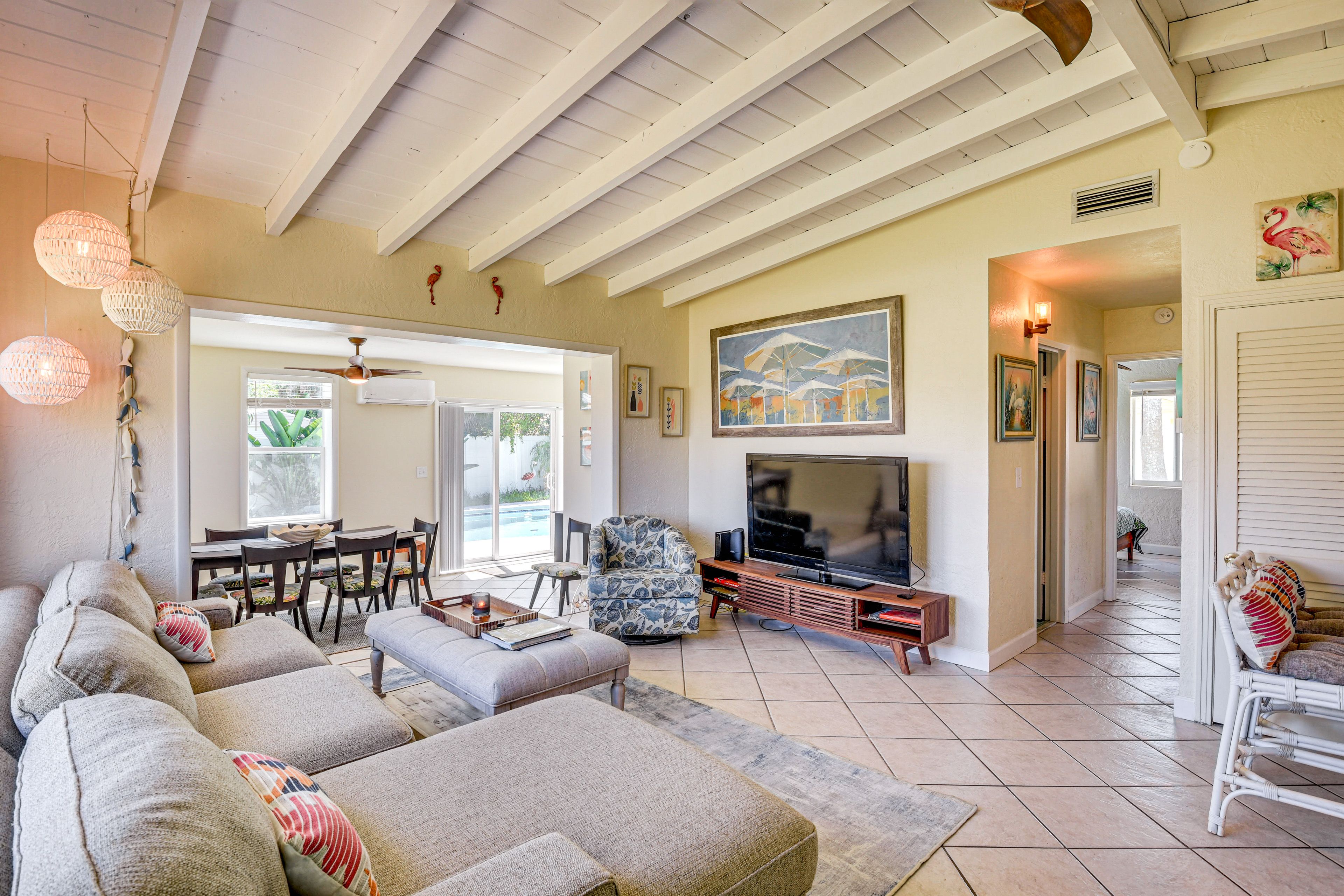 Living Room | Keyless Entry | Central Air Conditioning | Smart TV