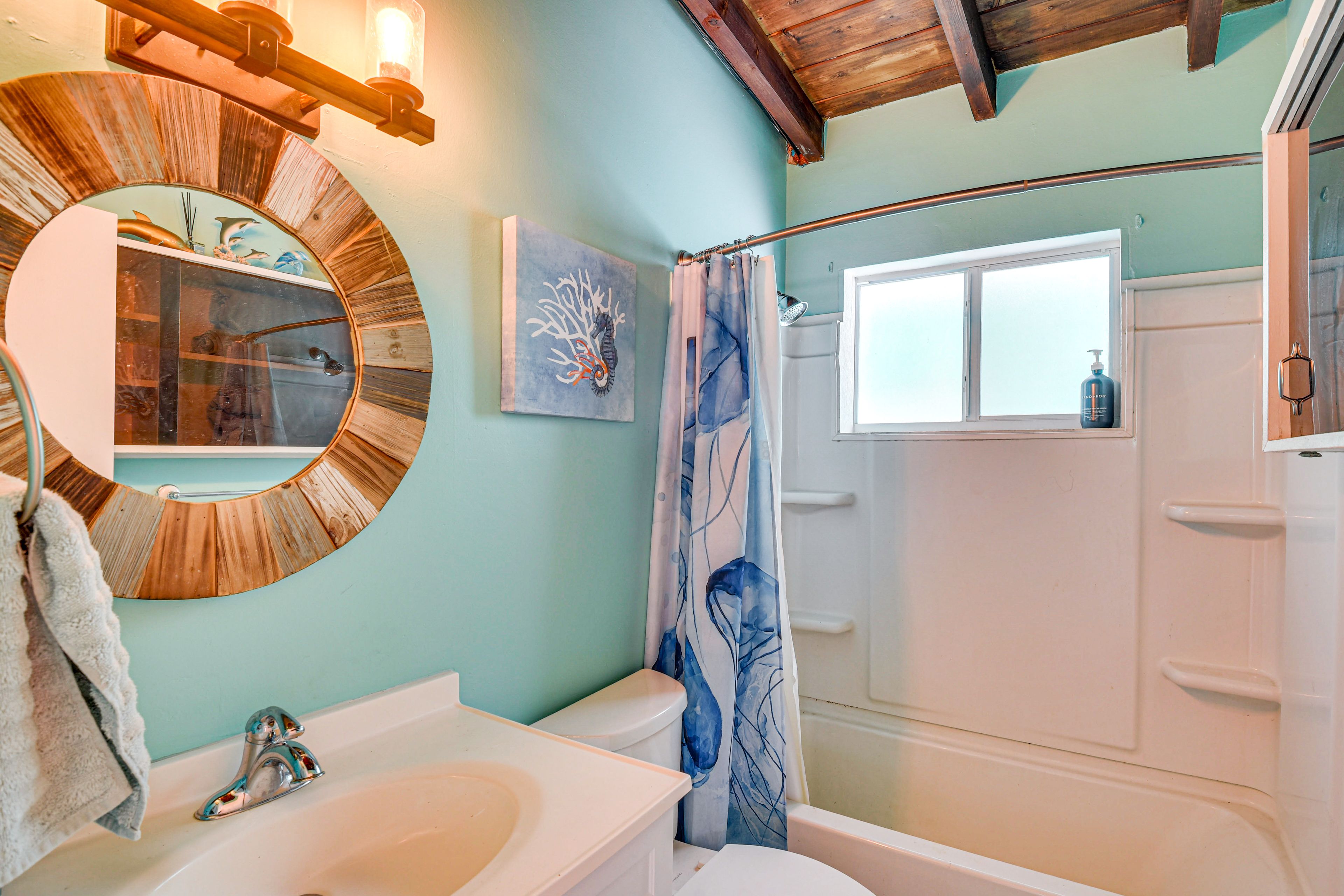 Full Bathroom | Towels Provided