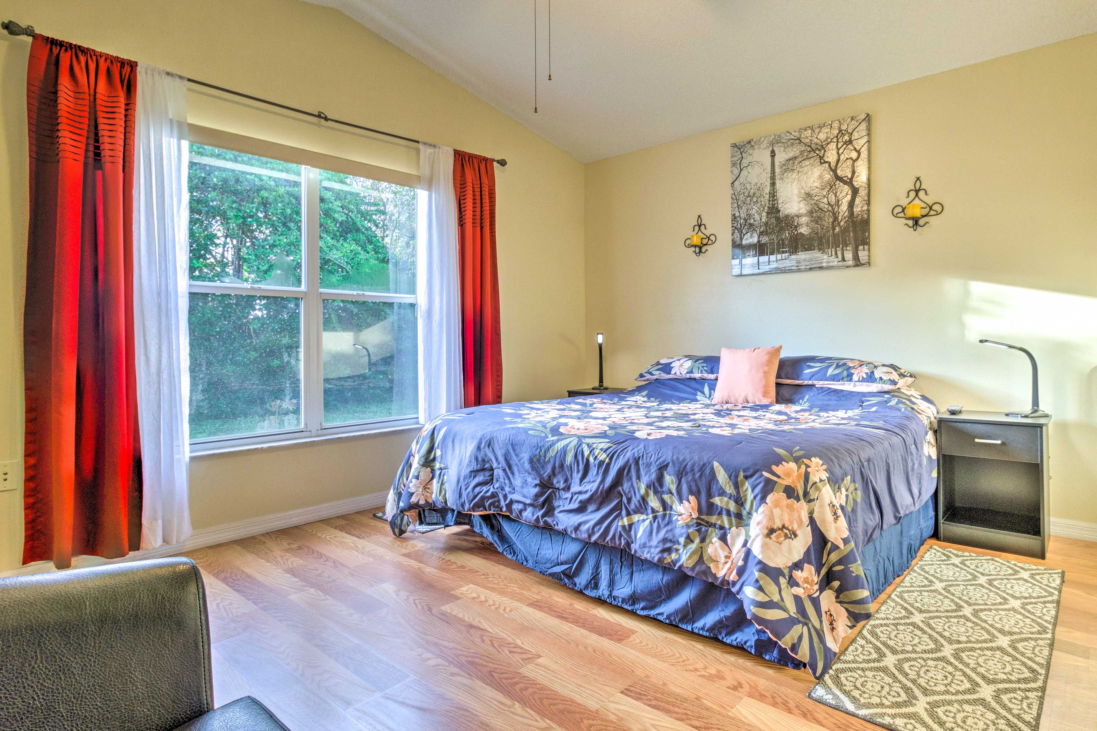 Bedroom 1 | King Bed | Linens & Towels | Full En-Suite Bathroom | Walk-In Closet